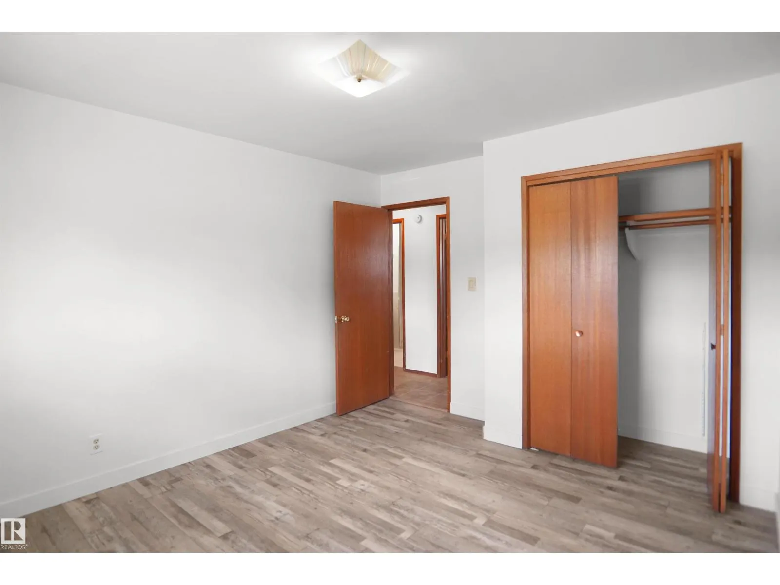 7804 143 AV NW