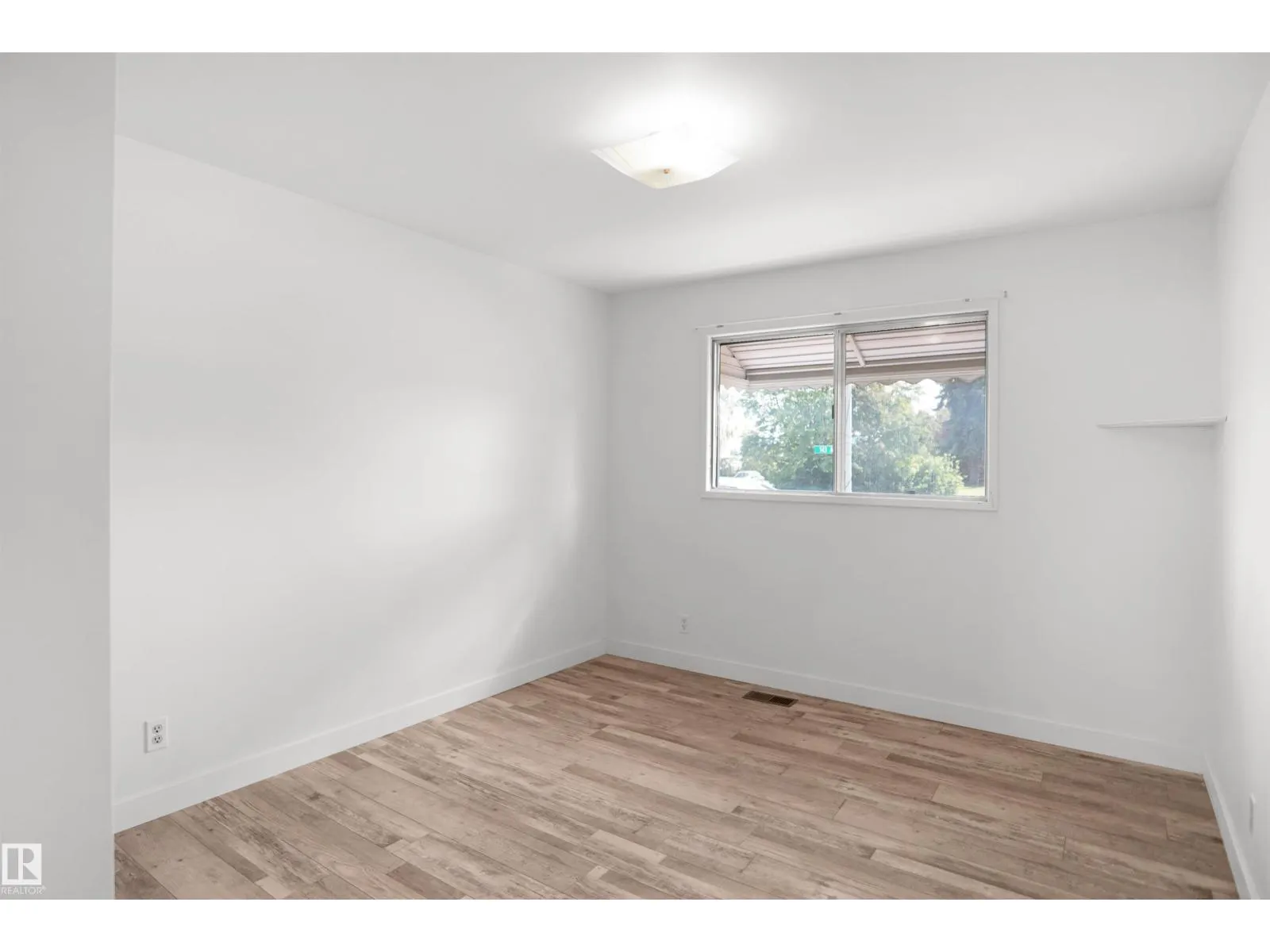 7804 143 AV NW
