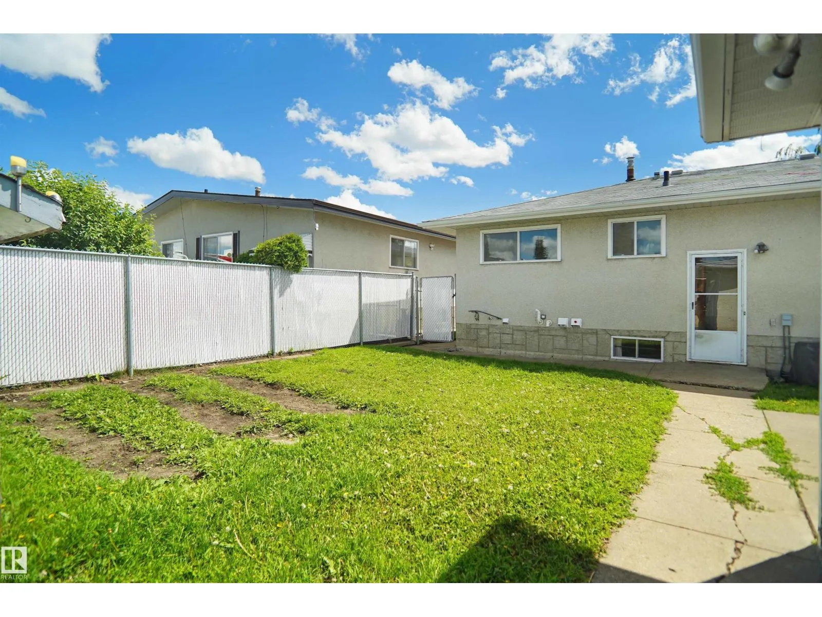 7804 143 AV NW