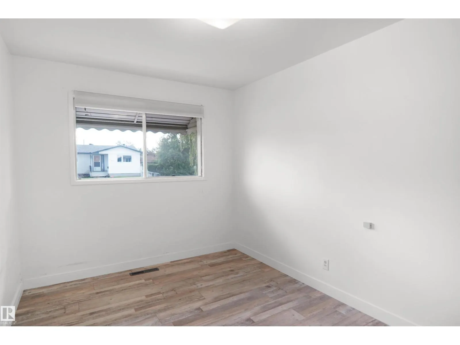 7804 143 AV NW
