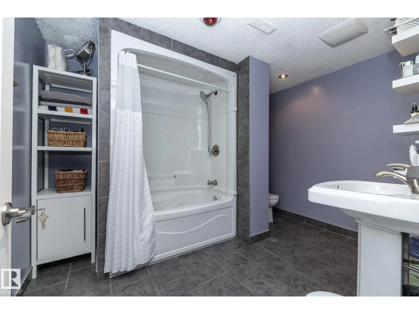 7412 33 AV NW