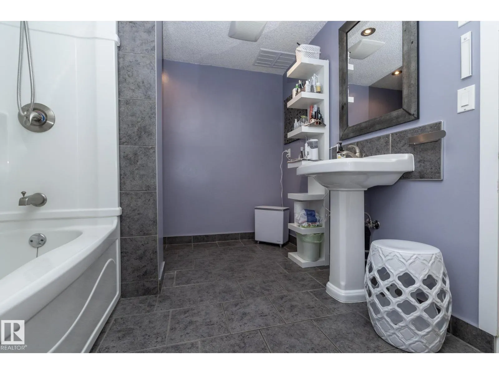7412 33 AV NW