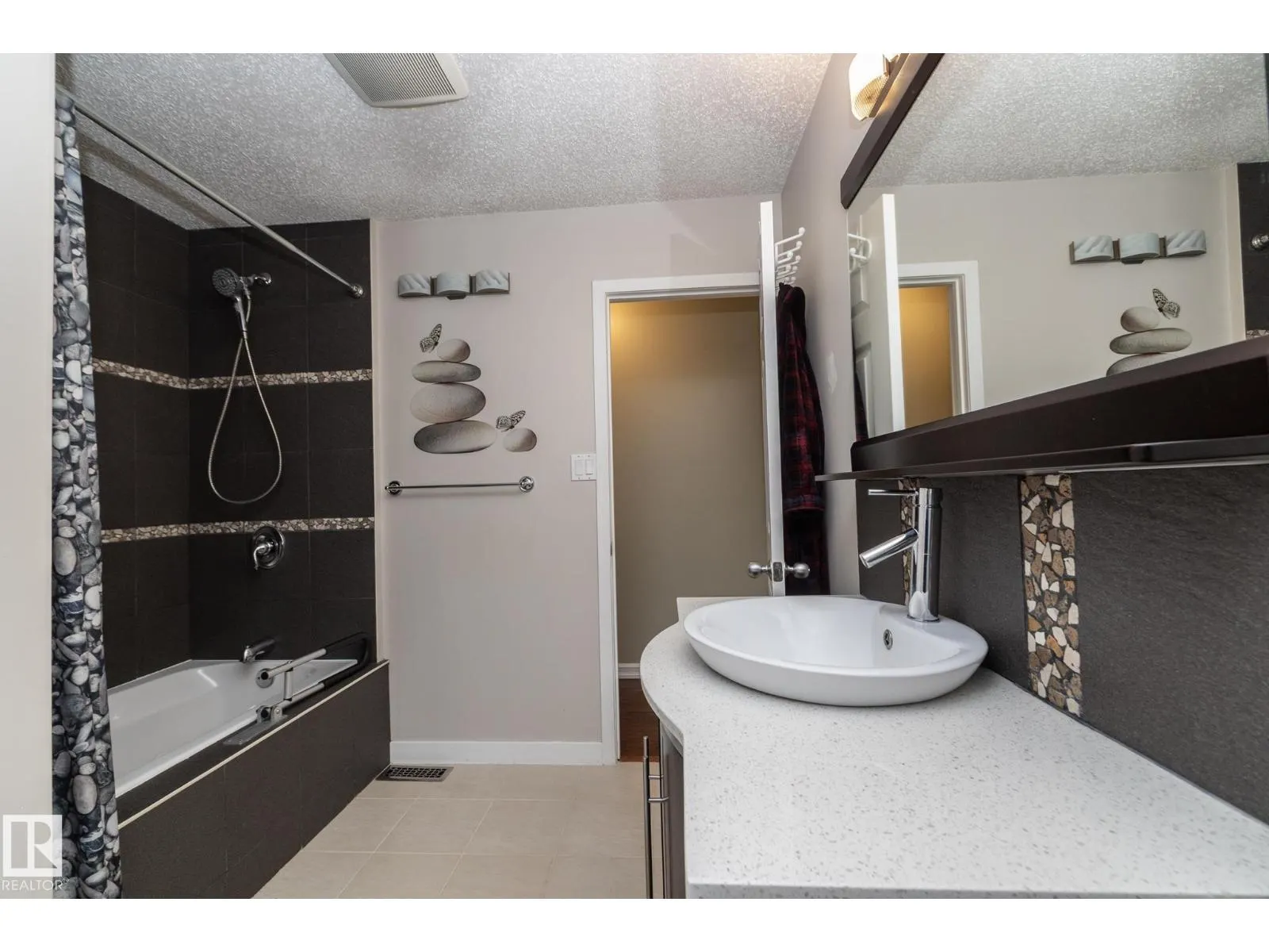 7412 33 AV NW
