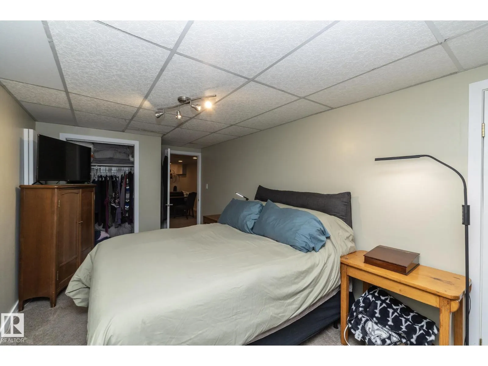 7412 33 AV NW