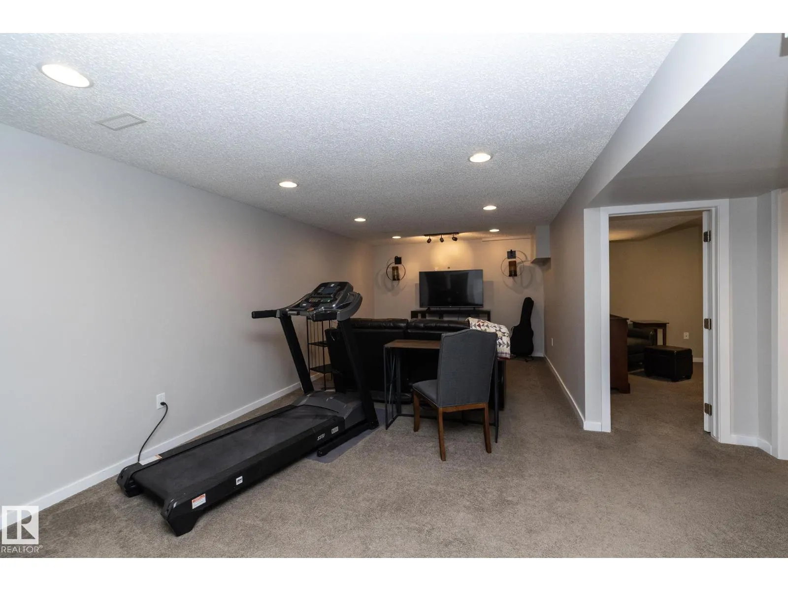 7412 33 AV NW
