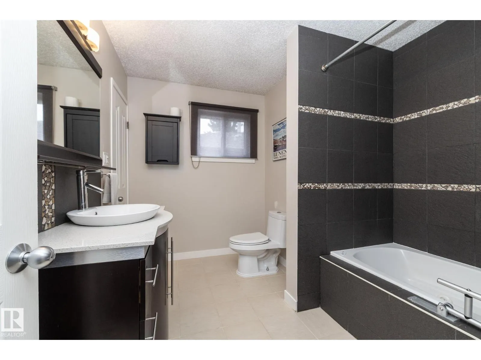 7412 33 AV NW