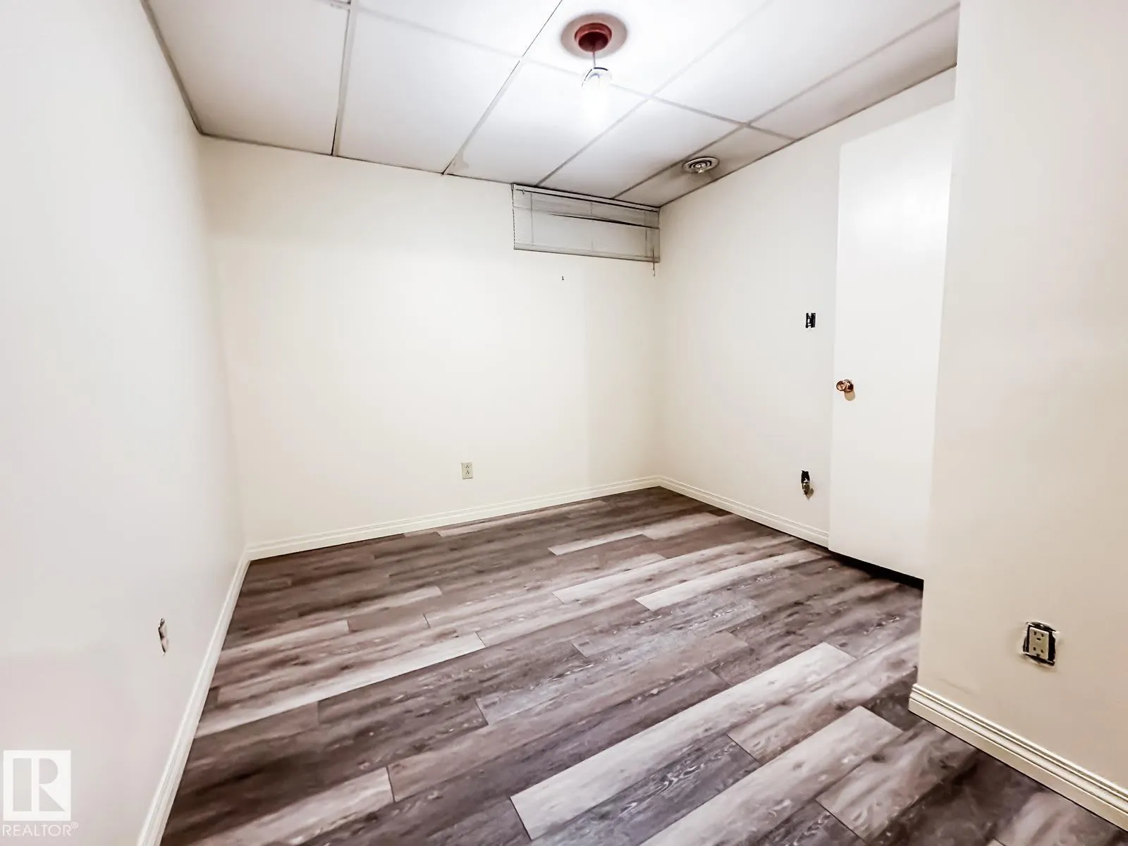 5812 105 AV NW
