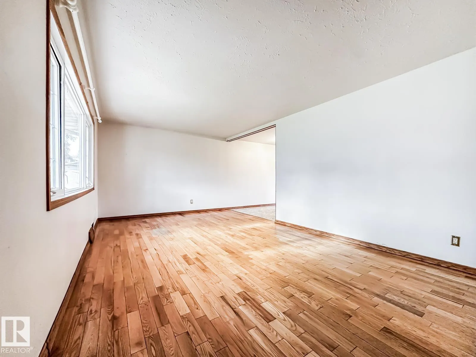 5812 105 AV NW