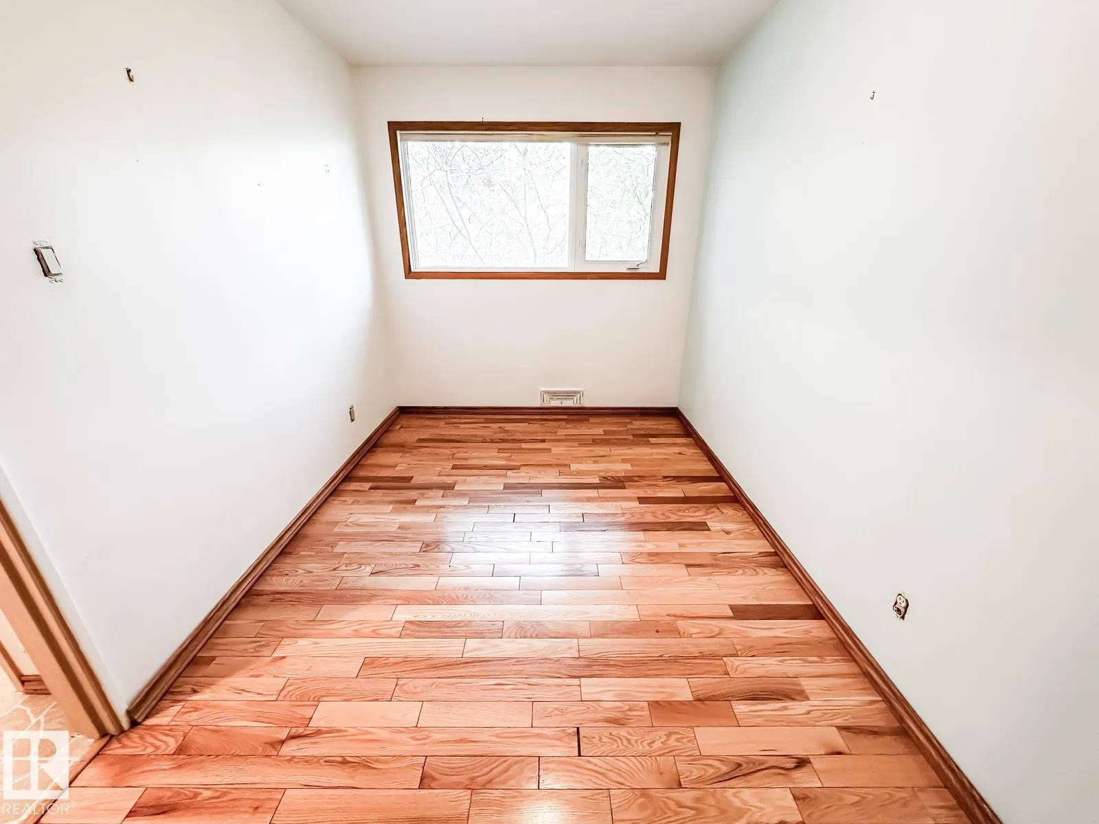5812 105 AV NW