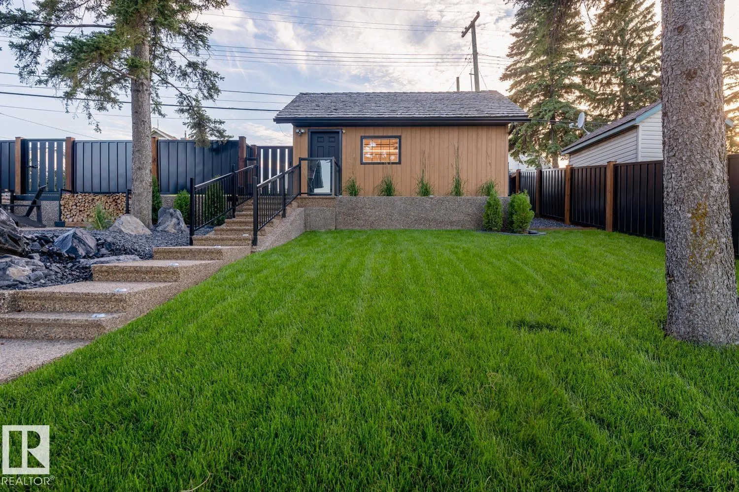 305 LAKESHORE DR