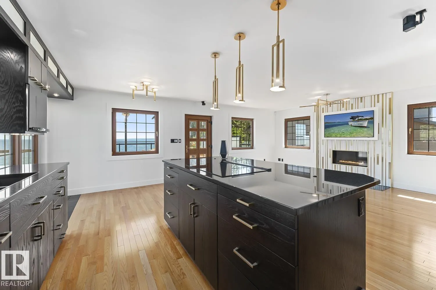 305 LAKESHORE DR