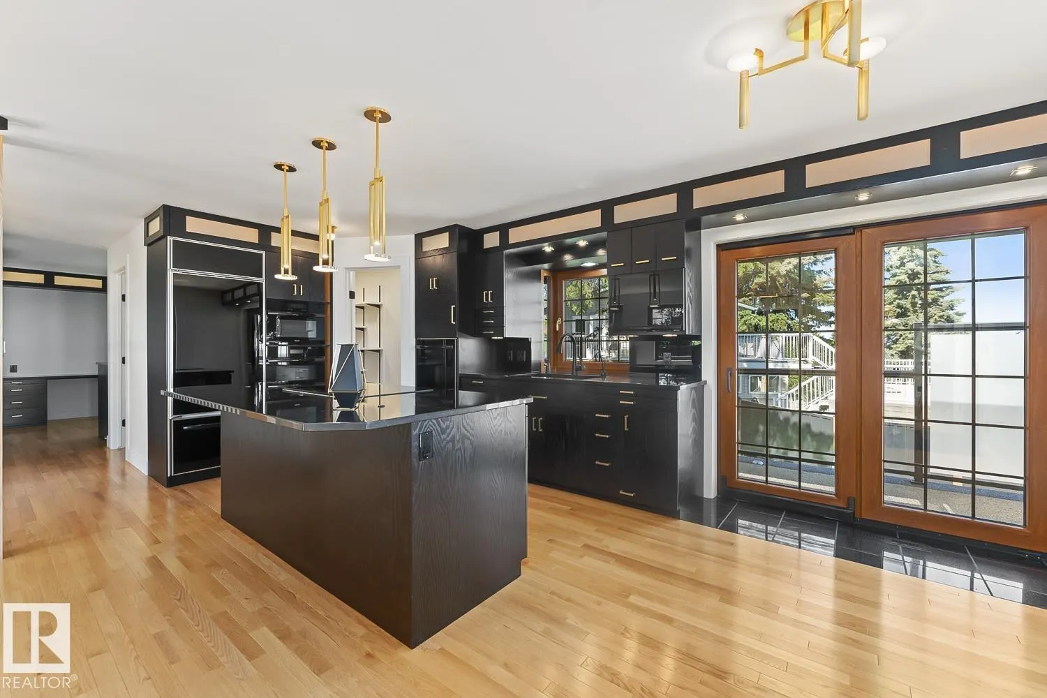 305 LAKESHORE DR