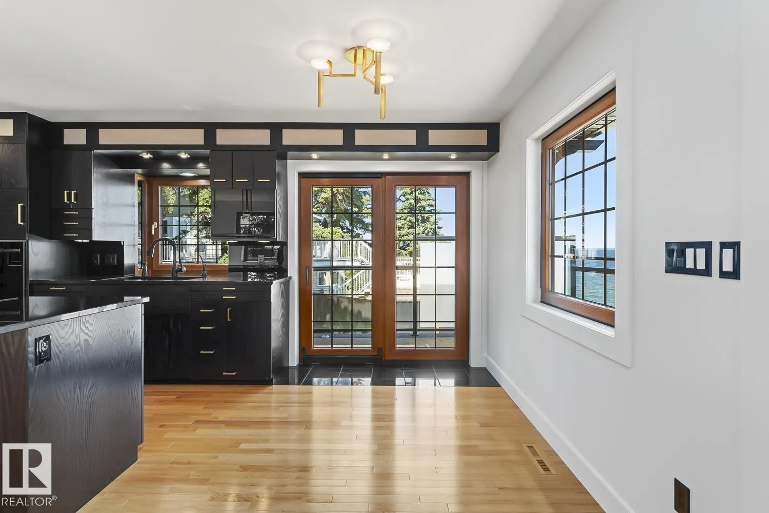 305 LAKESHORE DR