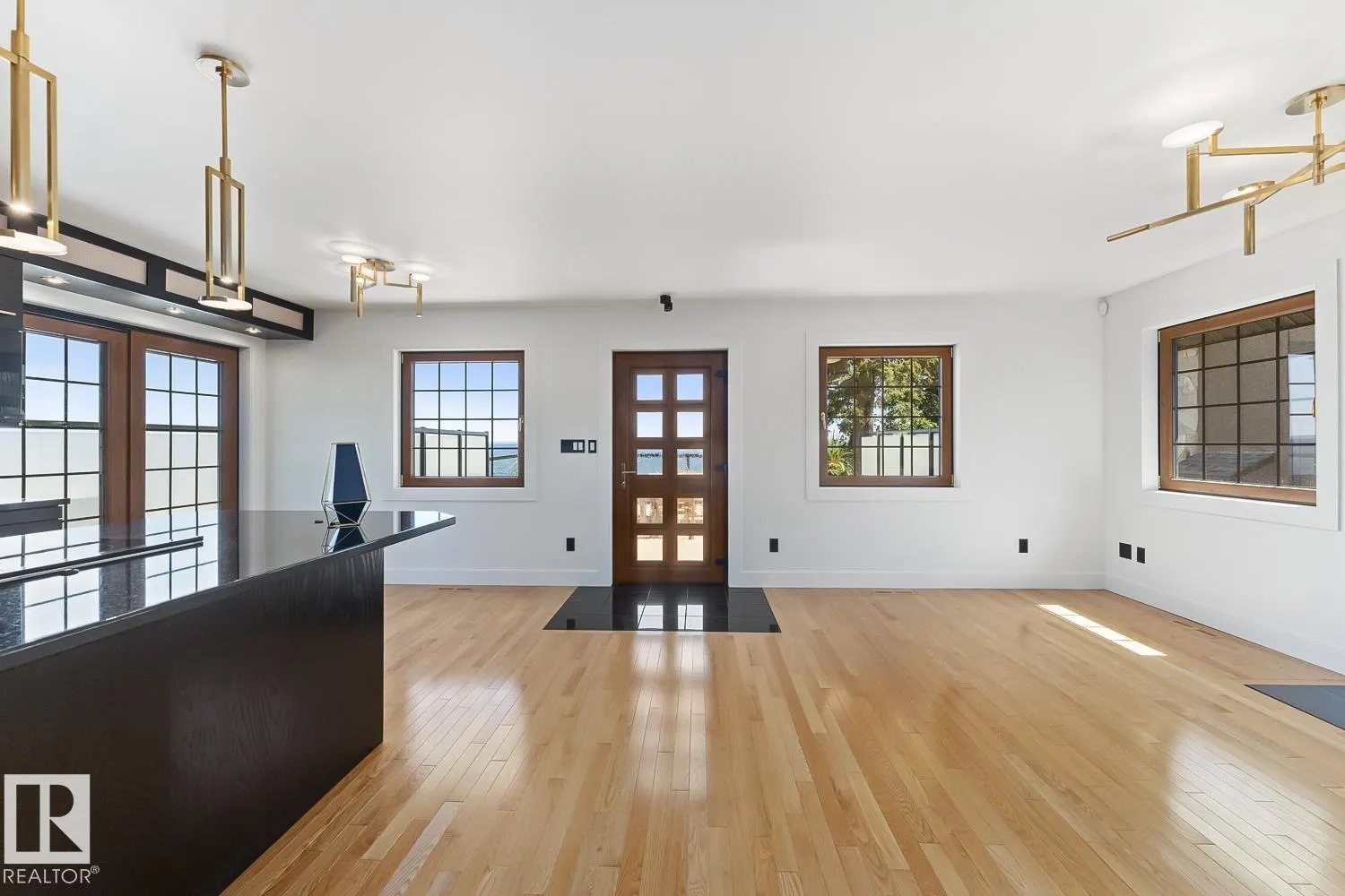 305 LAKESHORE DR
