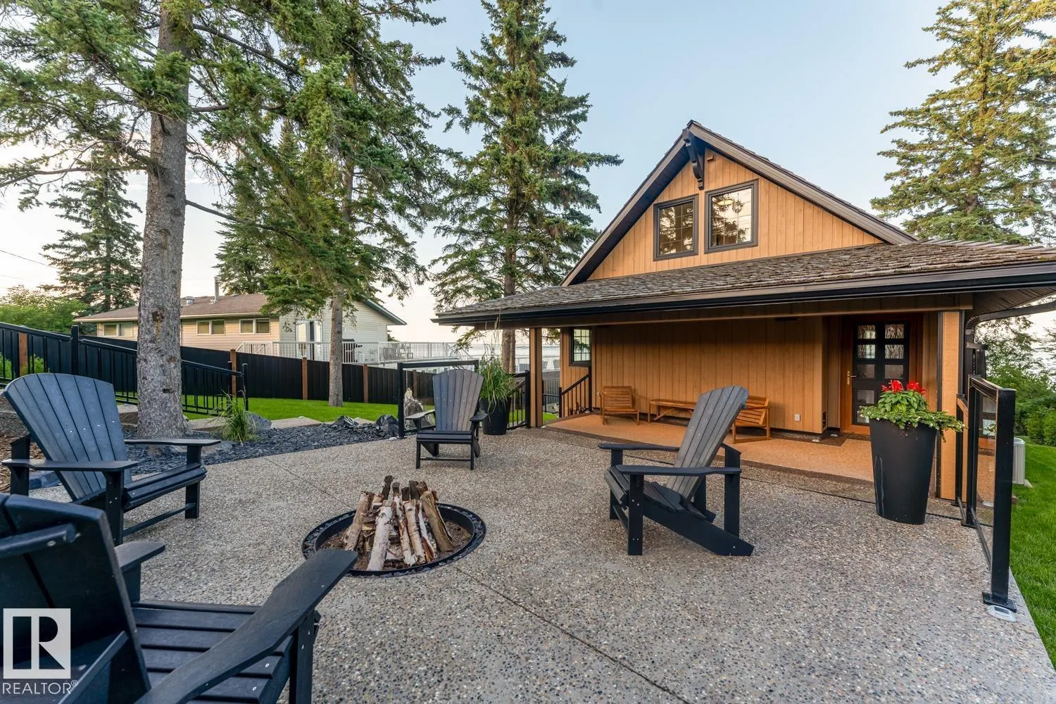 305 LAKESHORE DR