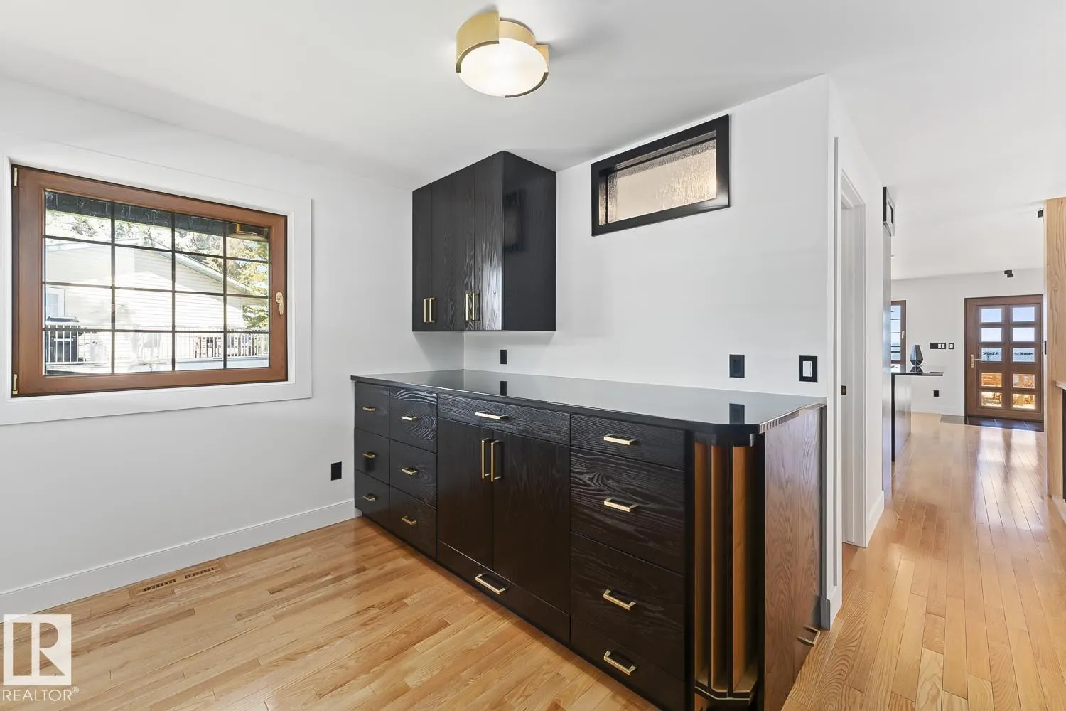 305 LAKESHORE DR