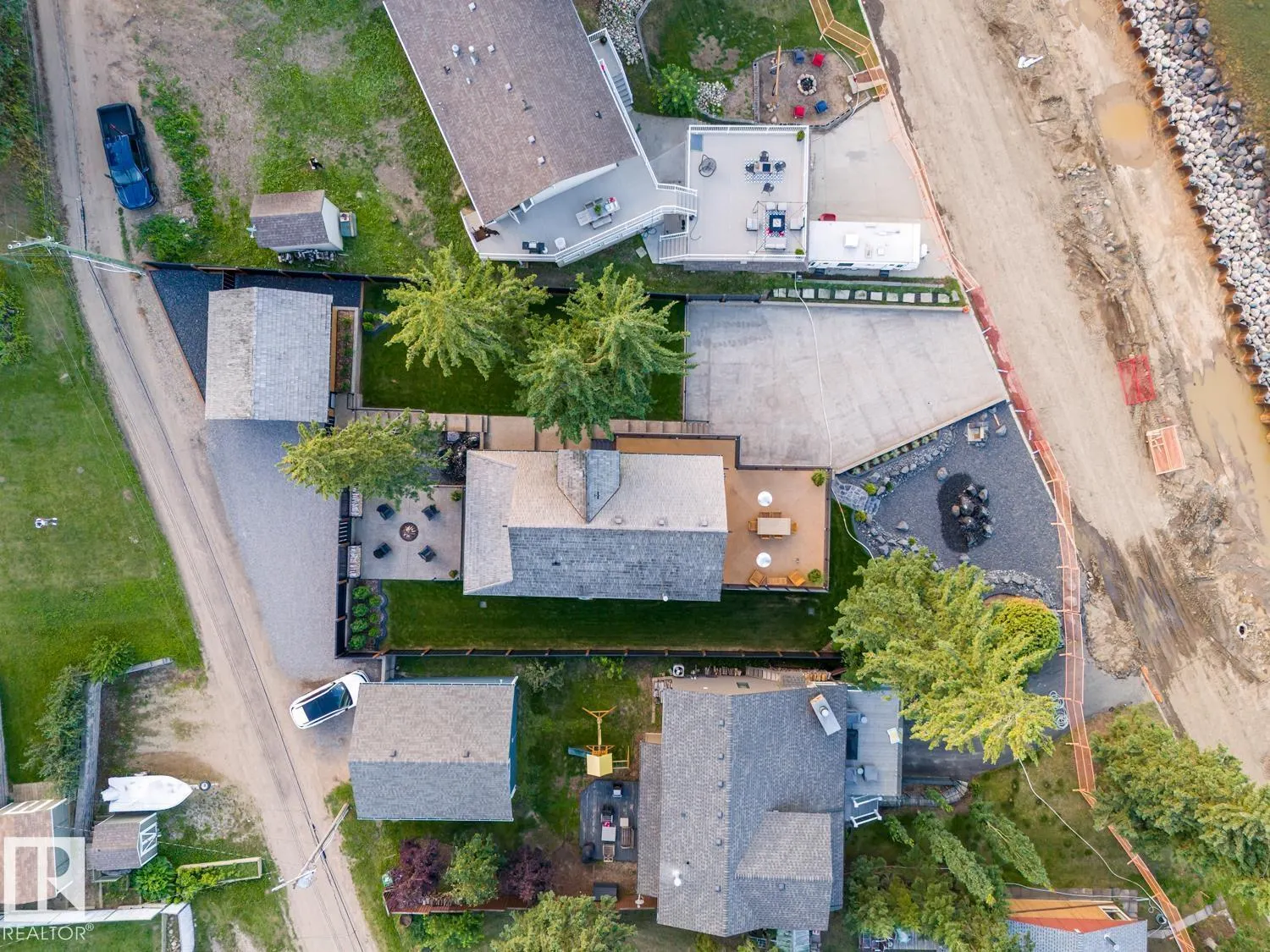 305 LAKESHORE DR