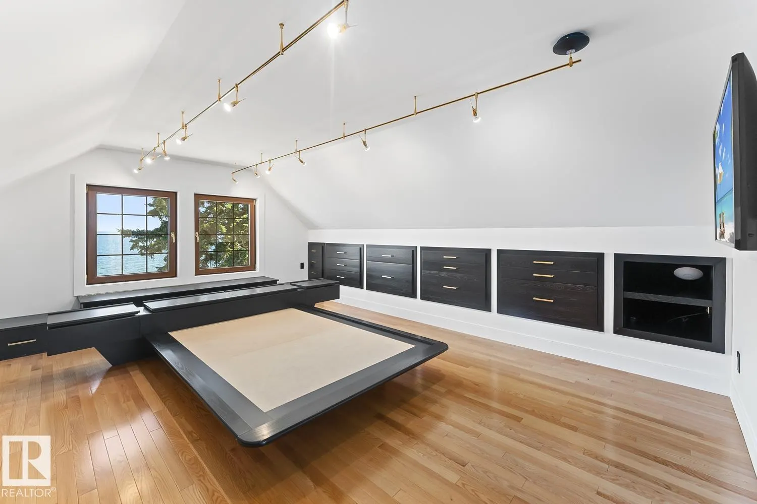 305 LAKESHORE DR