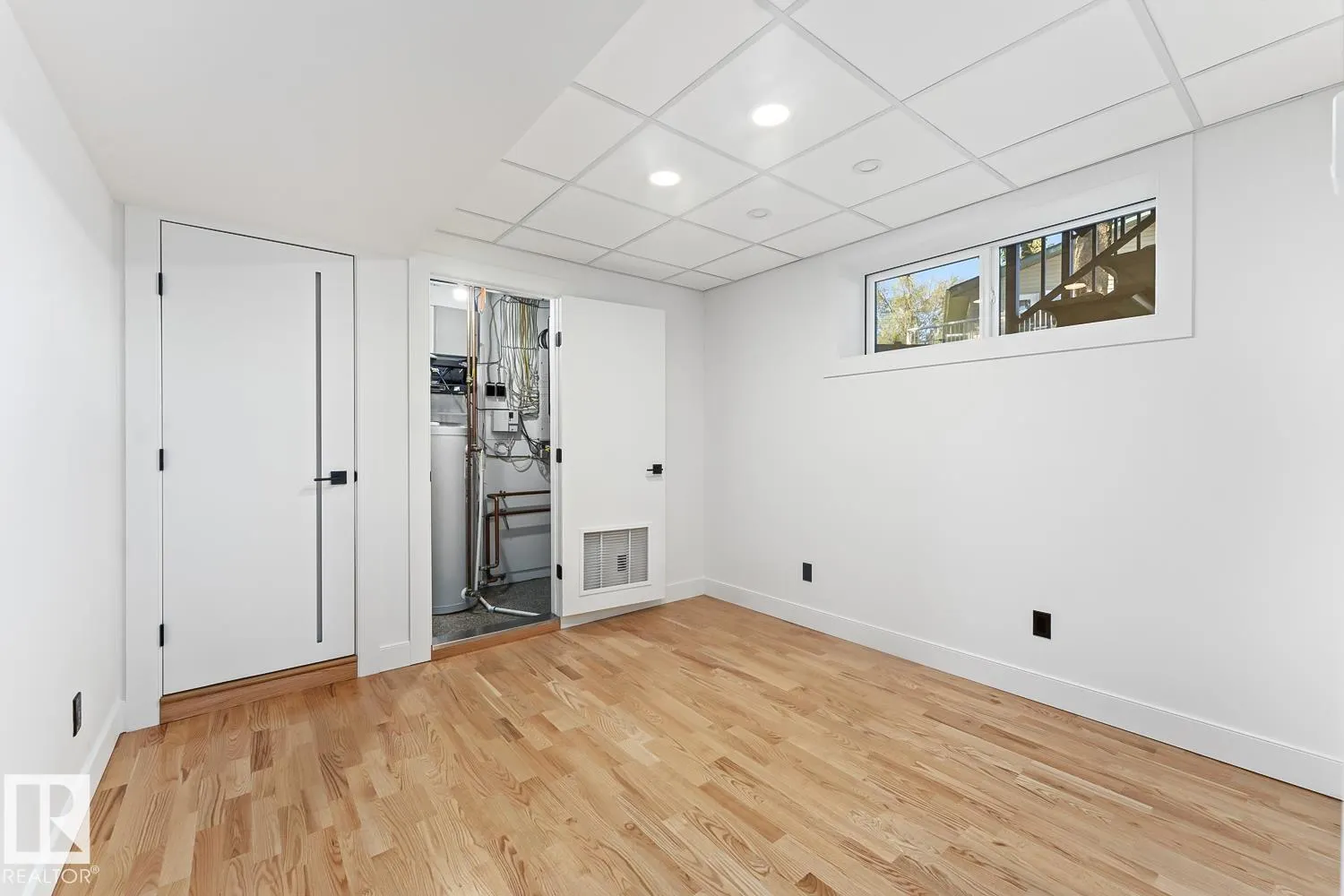 305 LAKESHORE DR