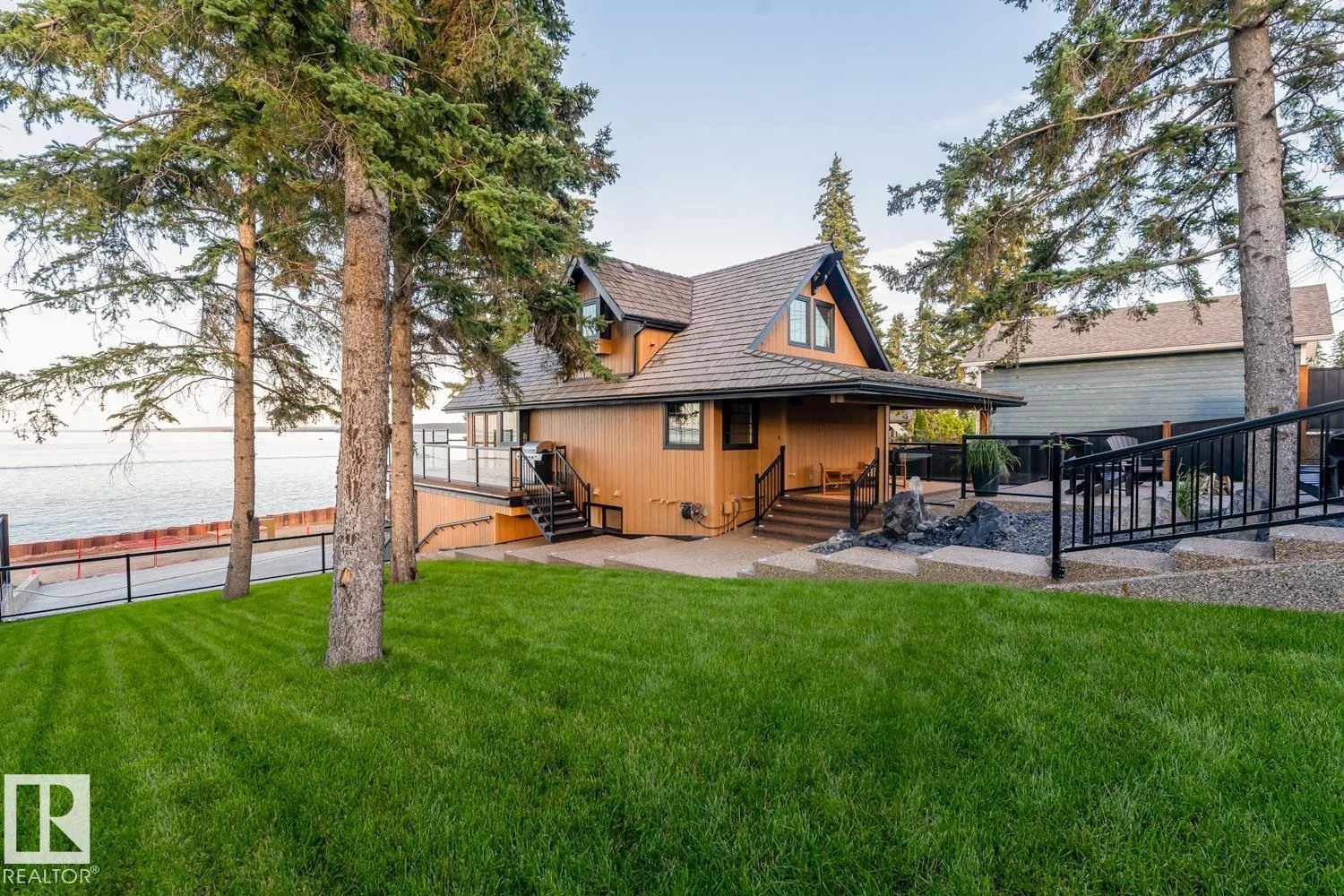 305 LAKESHORE DR