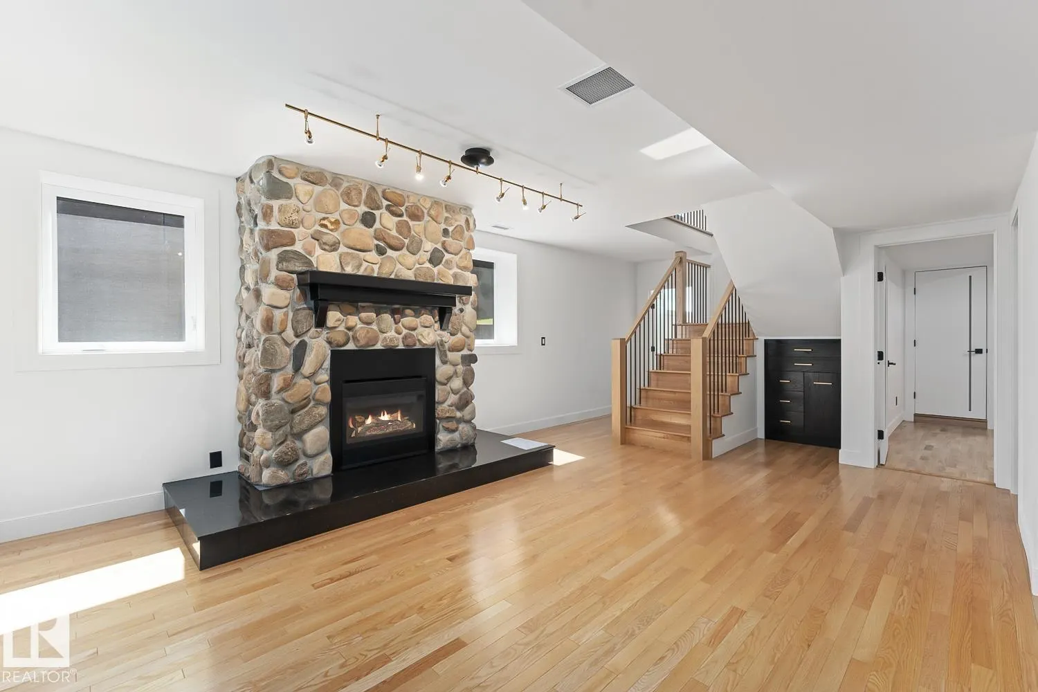 305 LAKESHORE DR