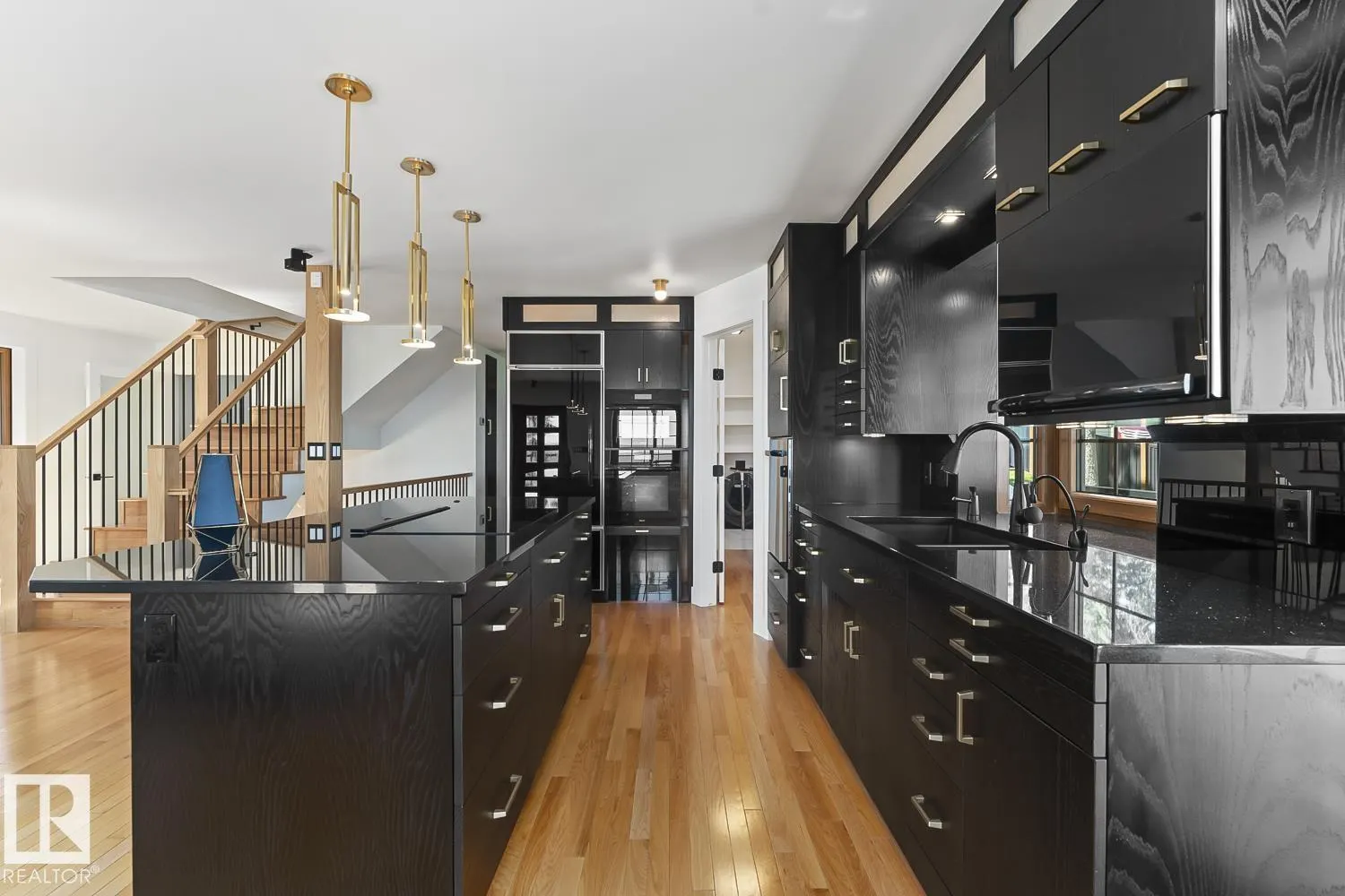305 LAKESHORE DR