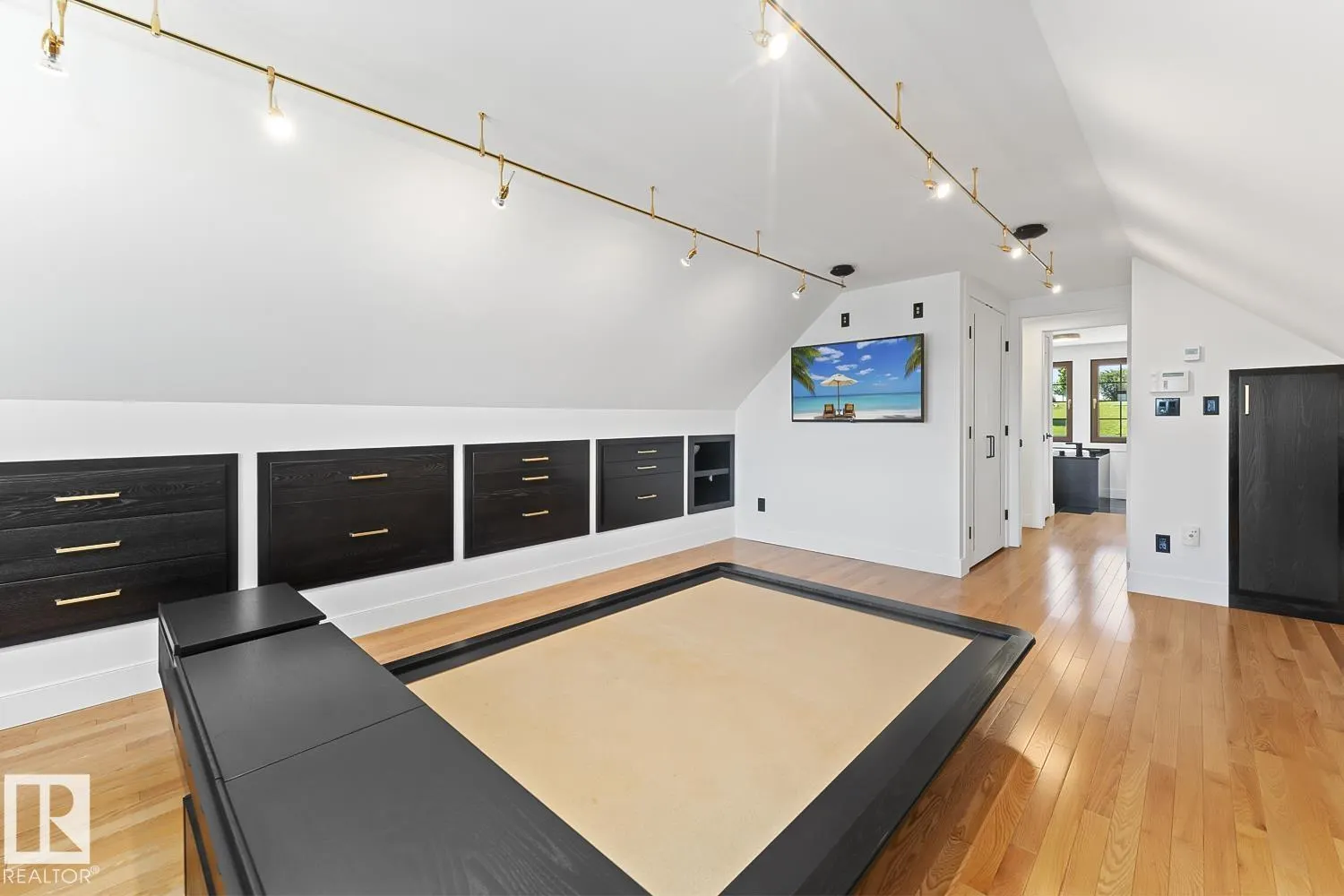 305 LAKESHORE DR