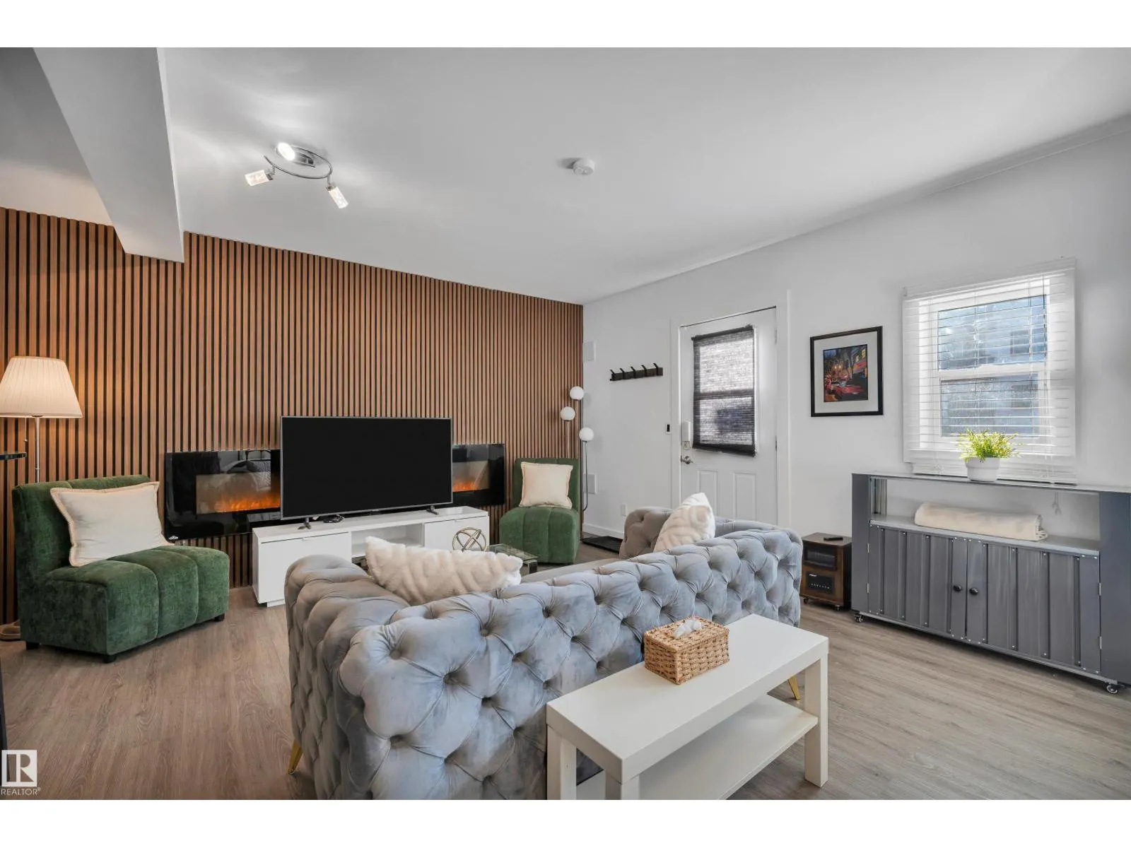 9831 83 AV NW