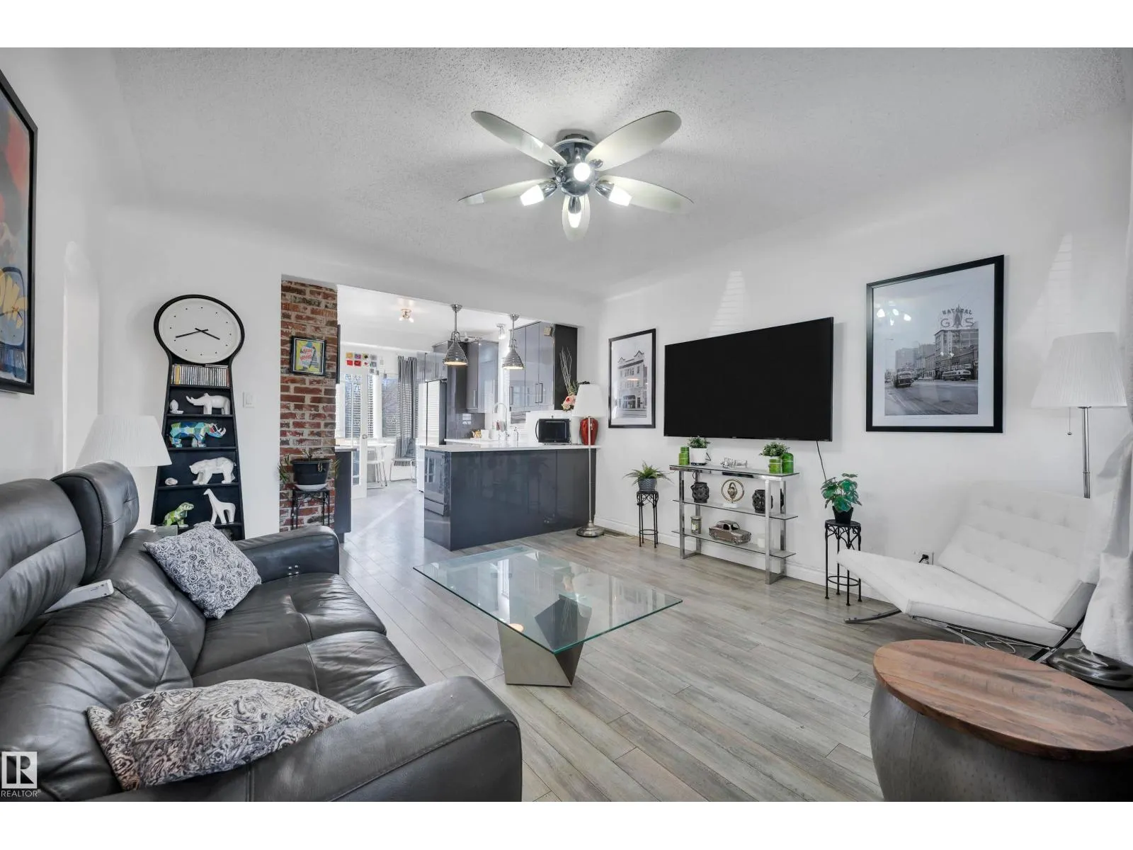 9831 83 AV NW