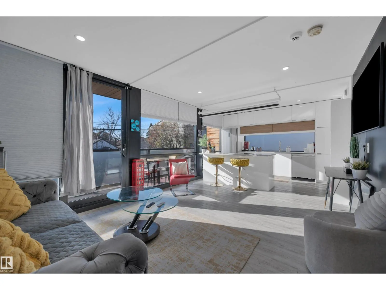9831 83 AV NW