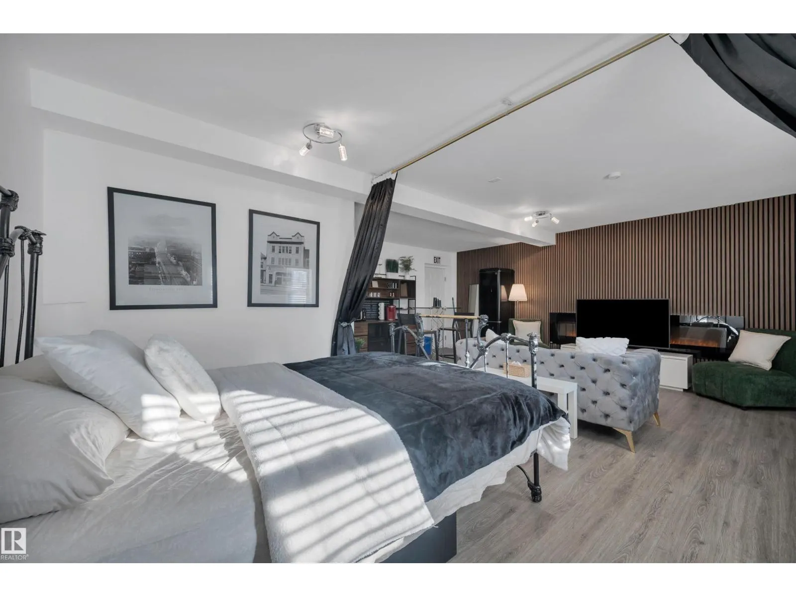 9831 83 AV NW