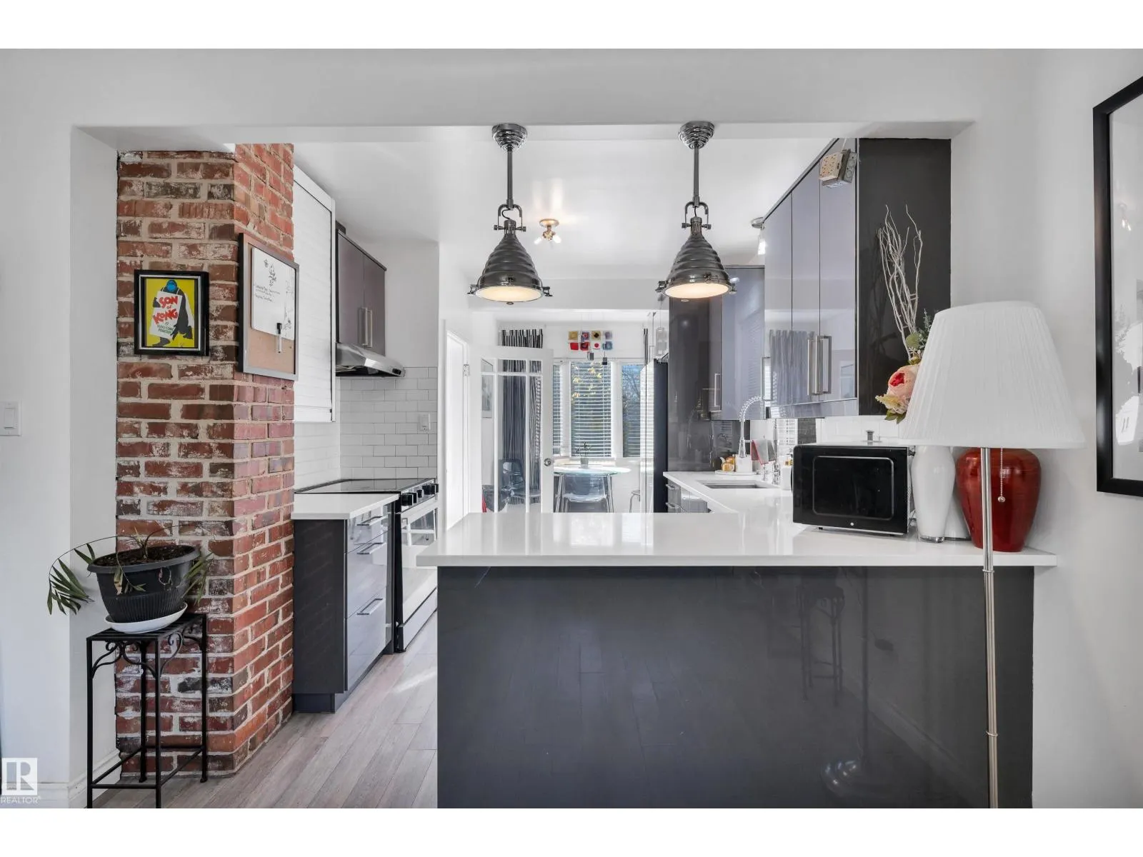 9831 83 AV NW
