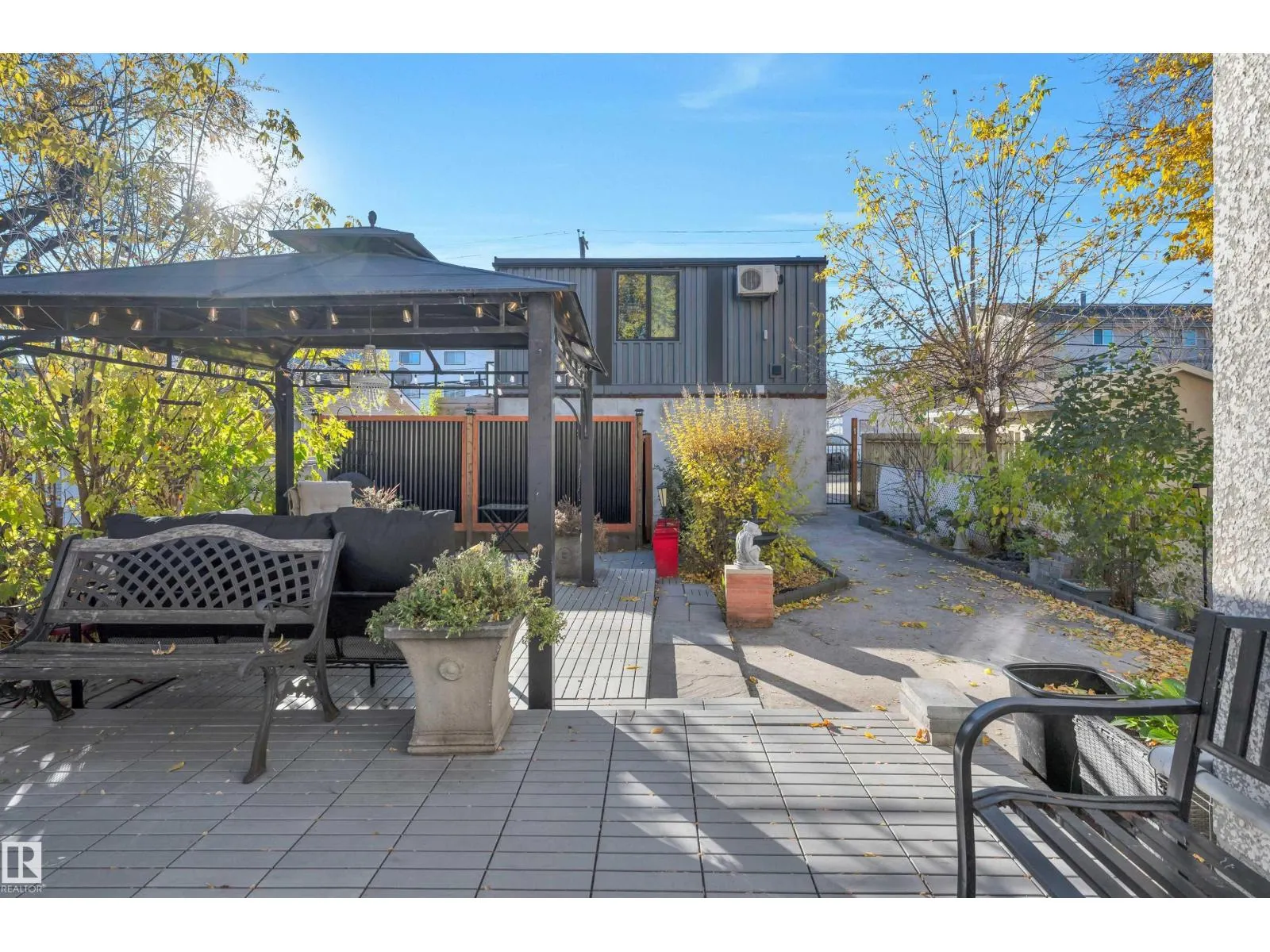 9831 83 AV NW