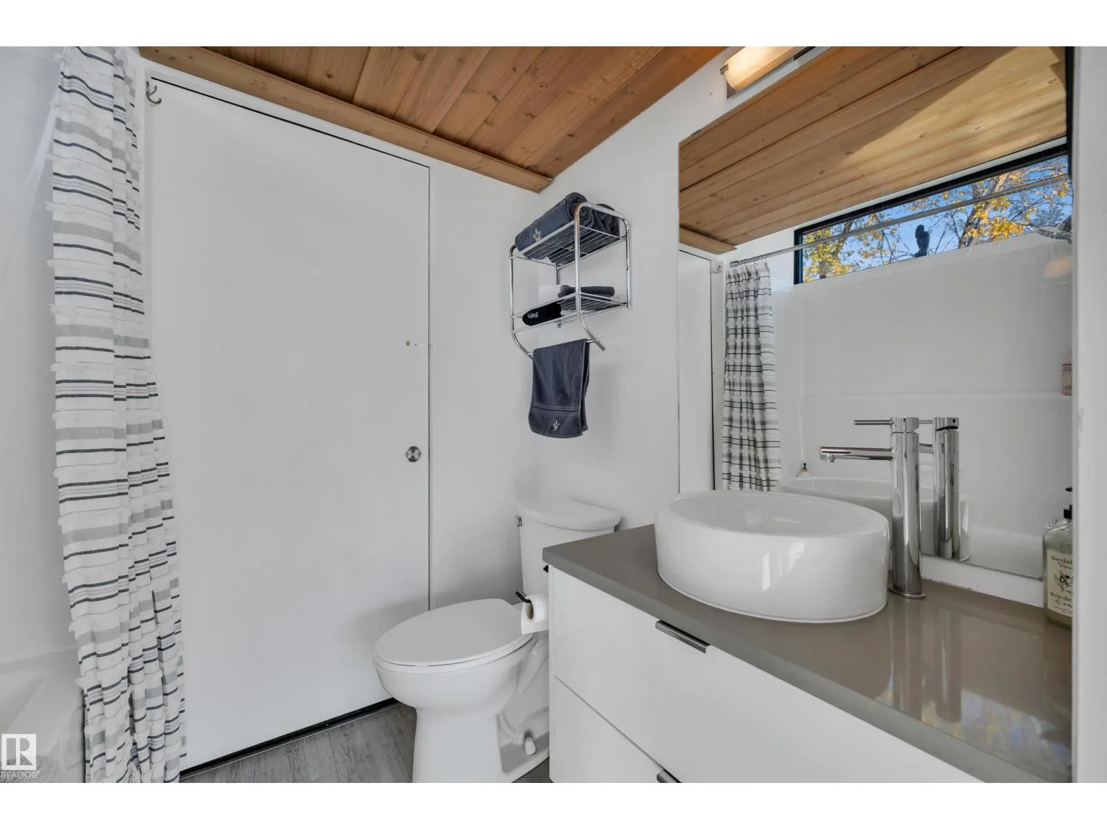 9831 83 AV NW