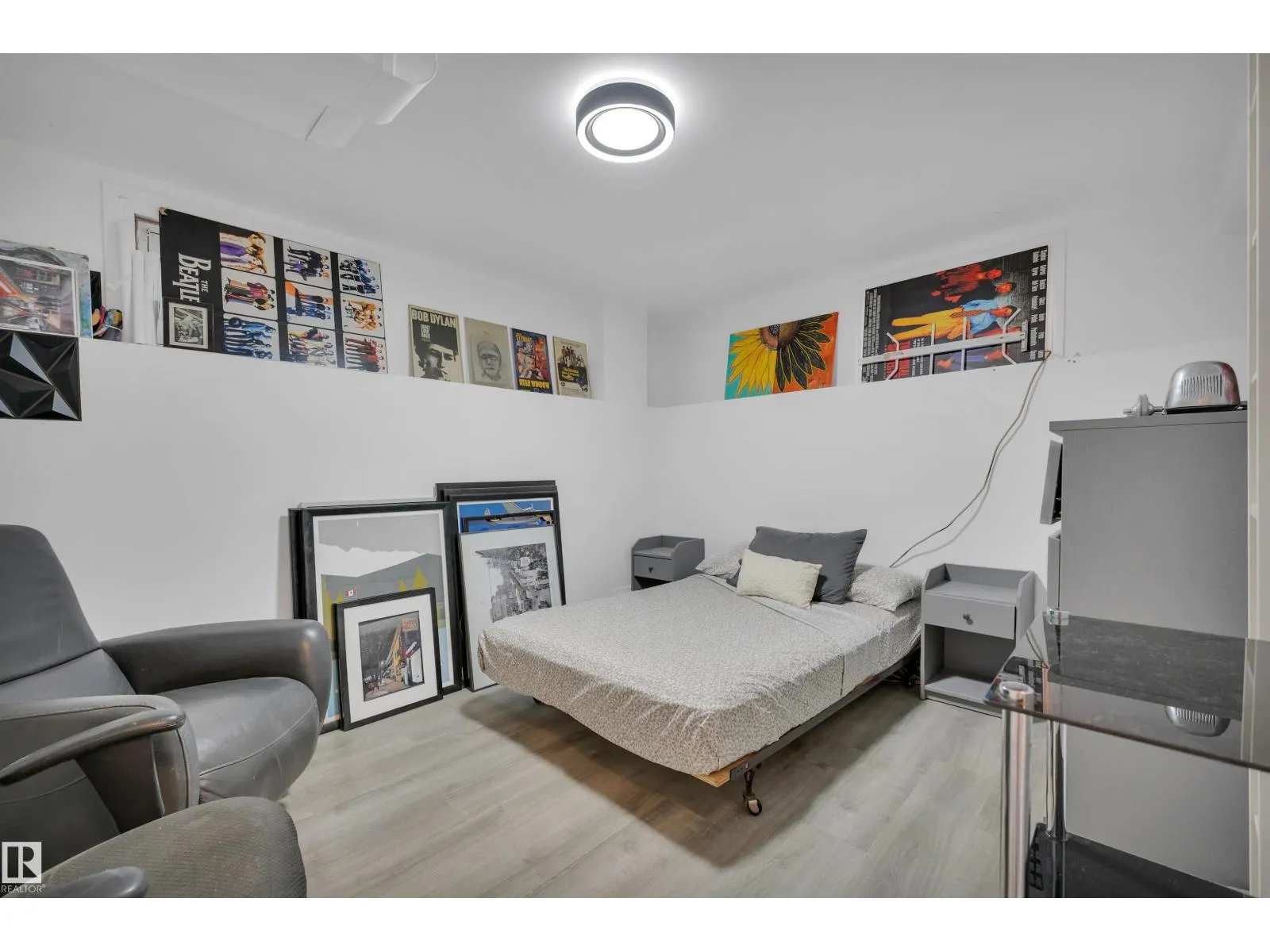 9831 83 AV NW