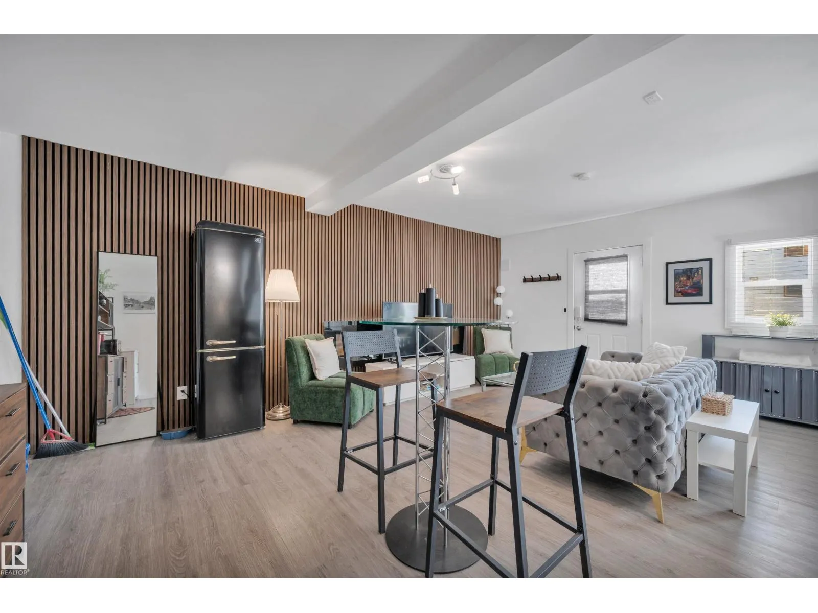 9831 83 AV NW