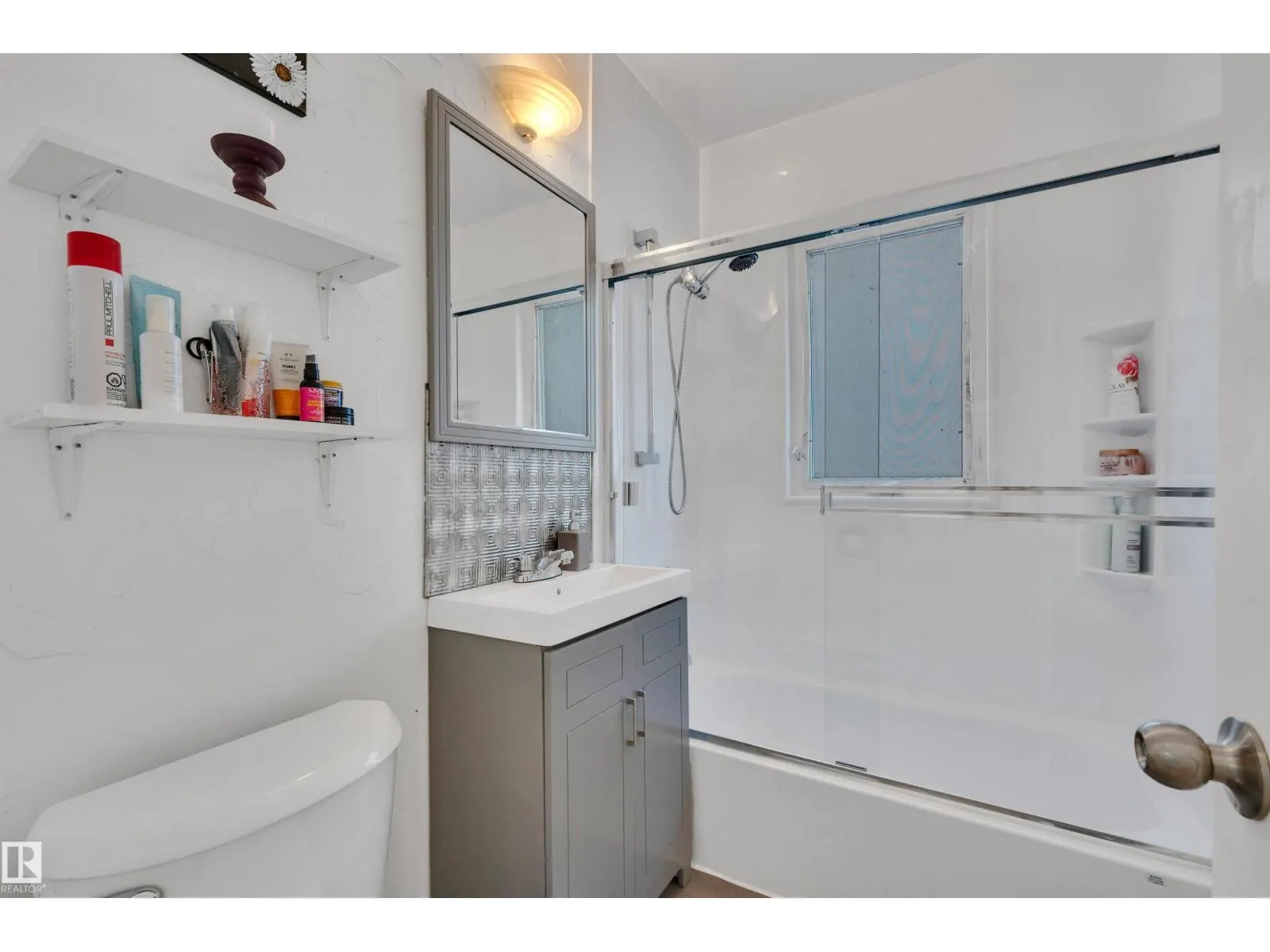 9831 83 AV NW