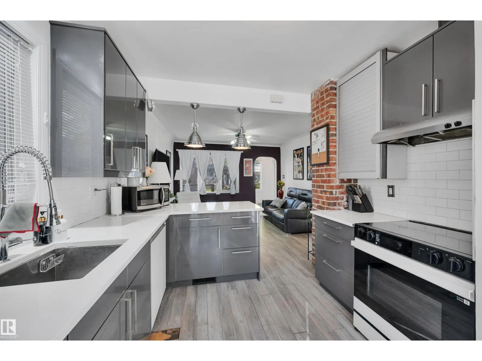 9831 83 AV NW