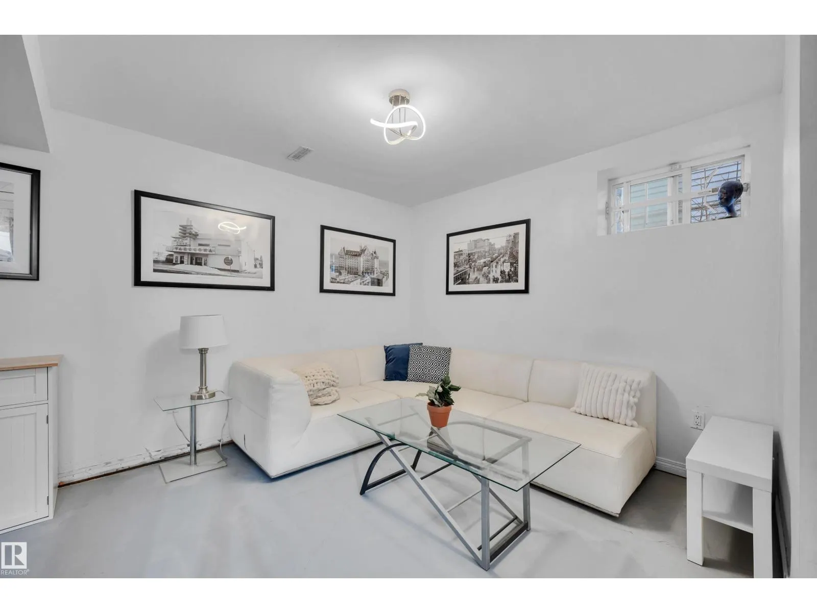 9831 83 AV NW