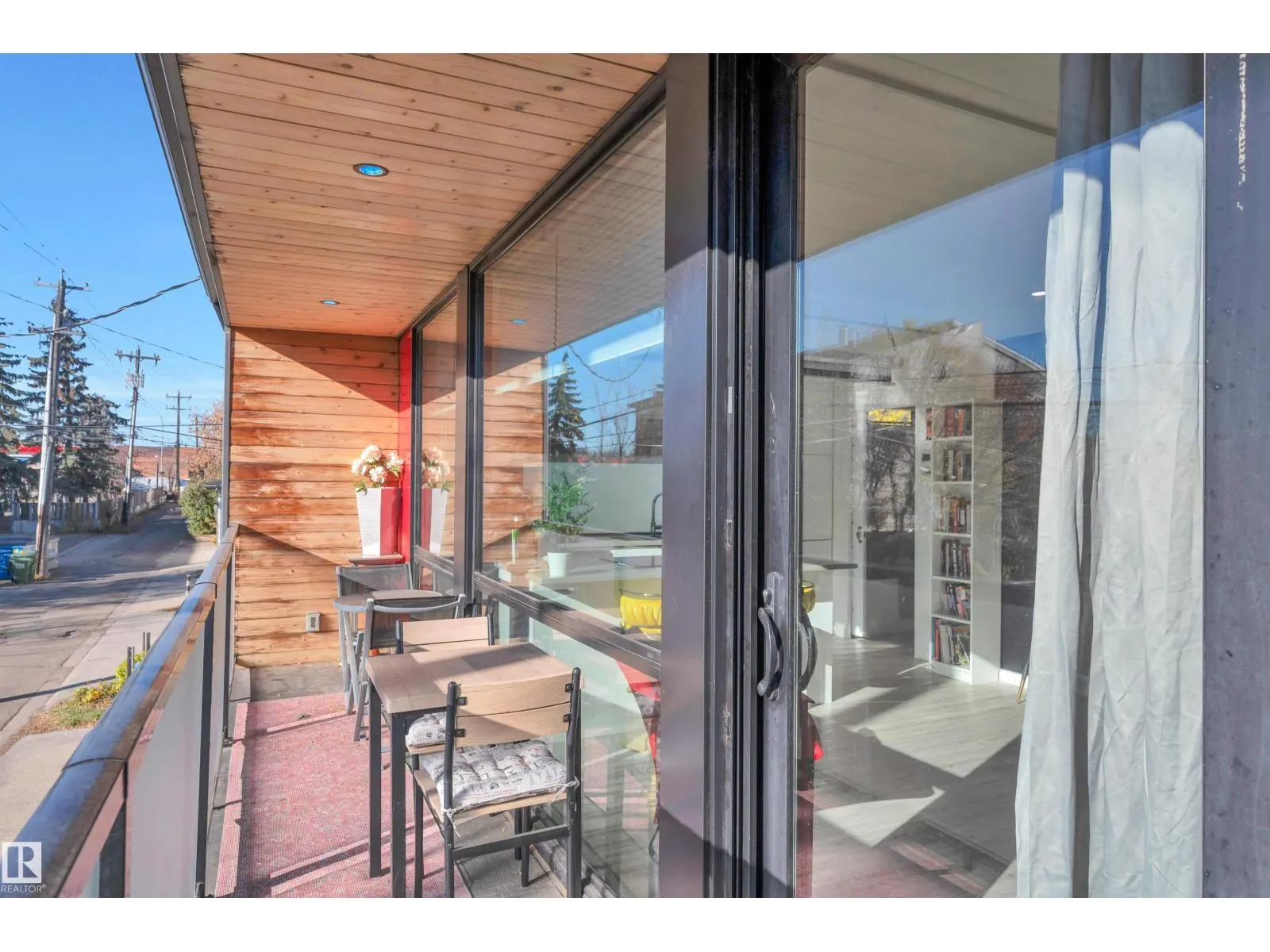 9831 83 AV NW