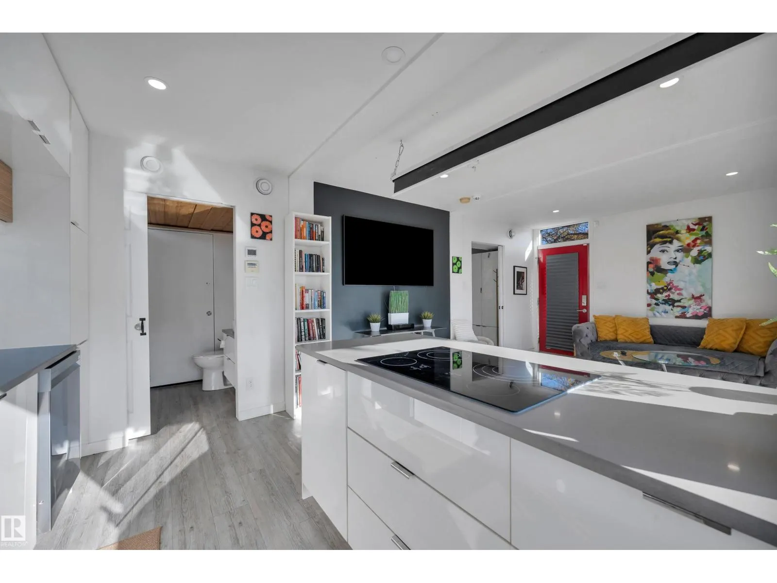 9831 83 AV NW