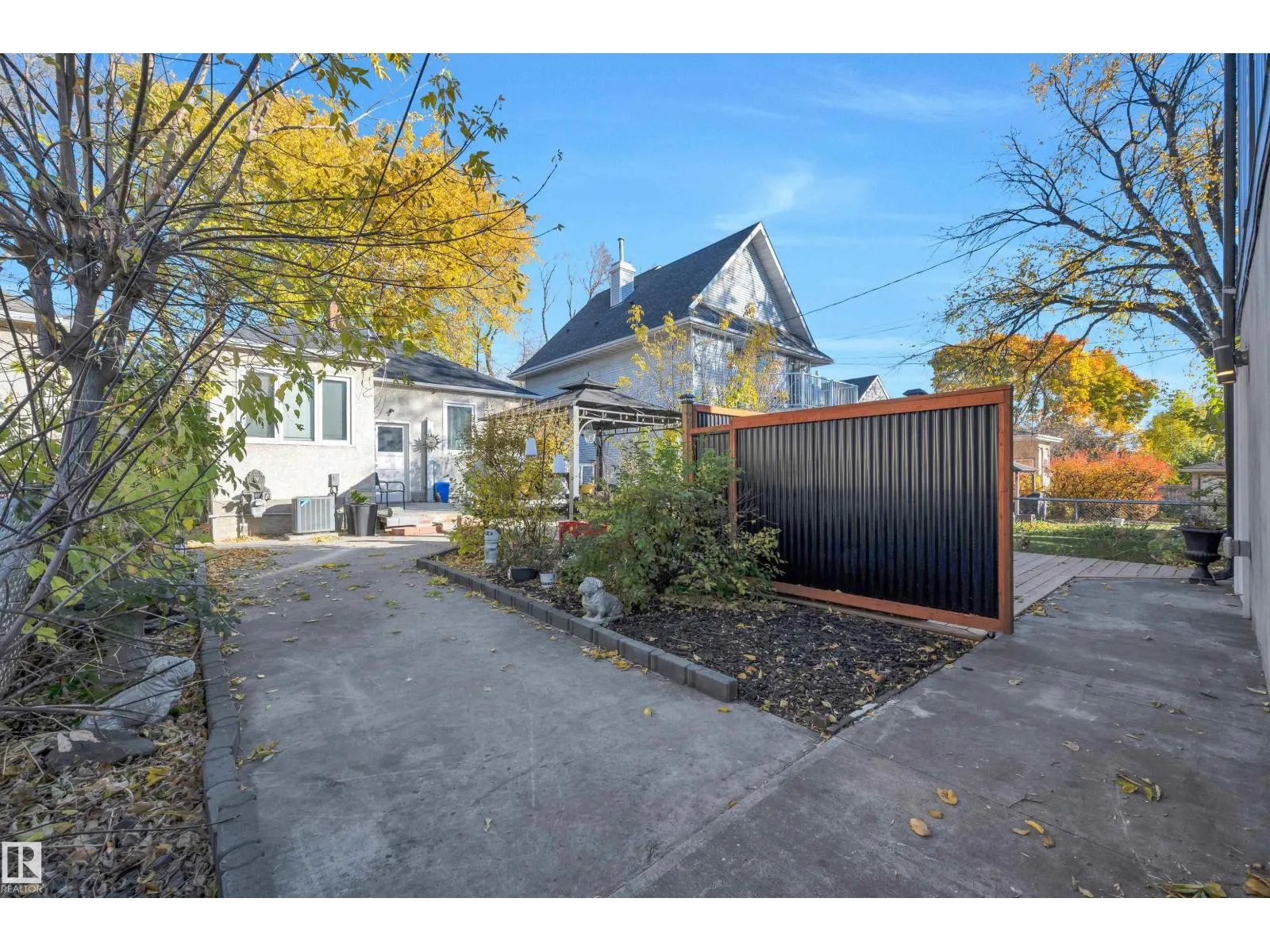 9831 83 AV NW