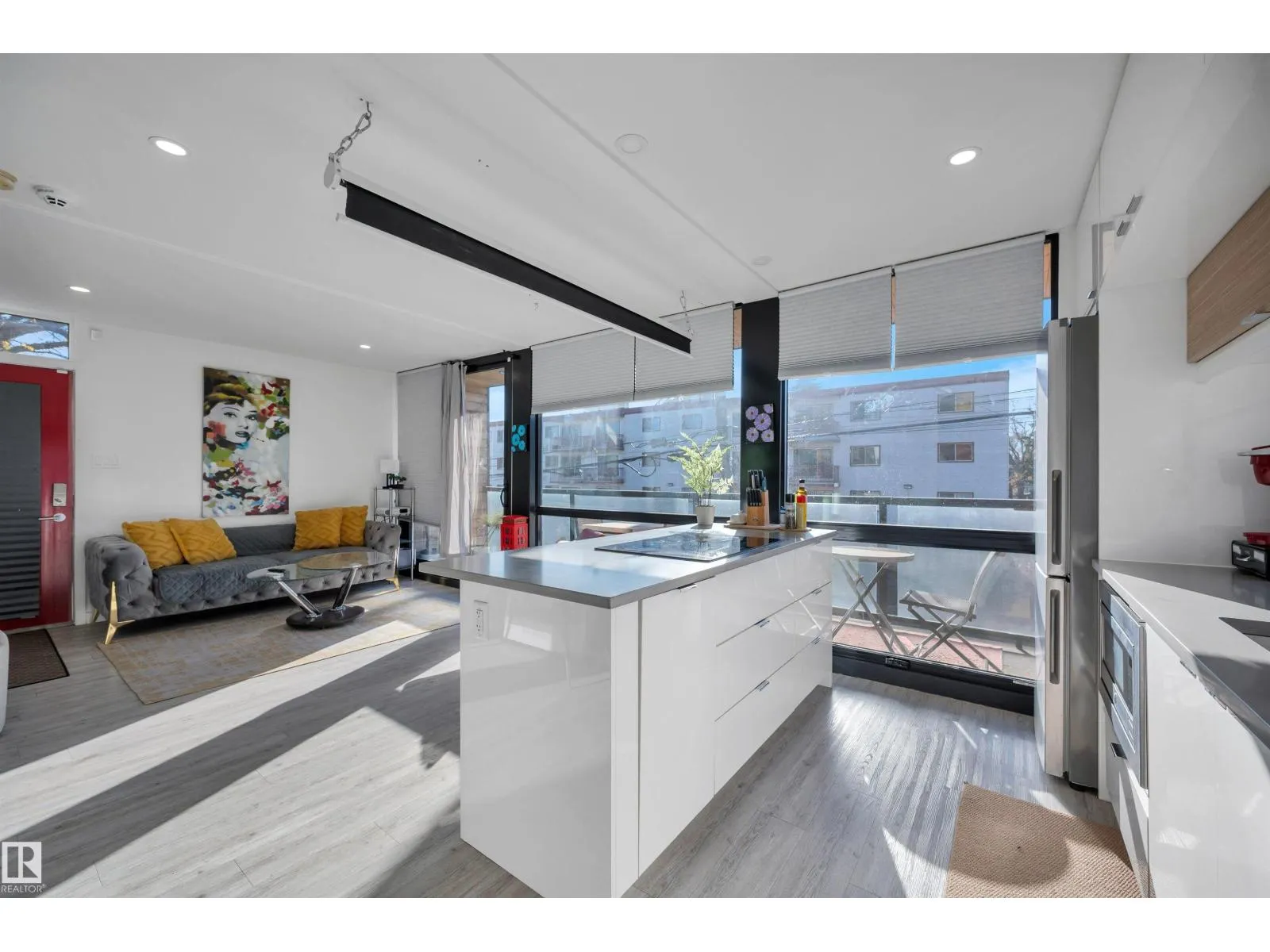 9831 83 AV NW