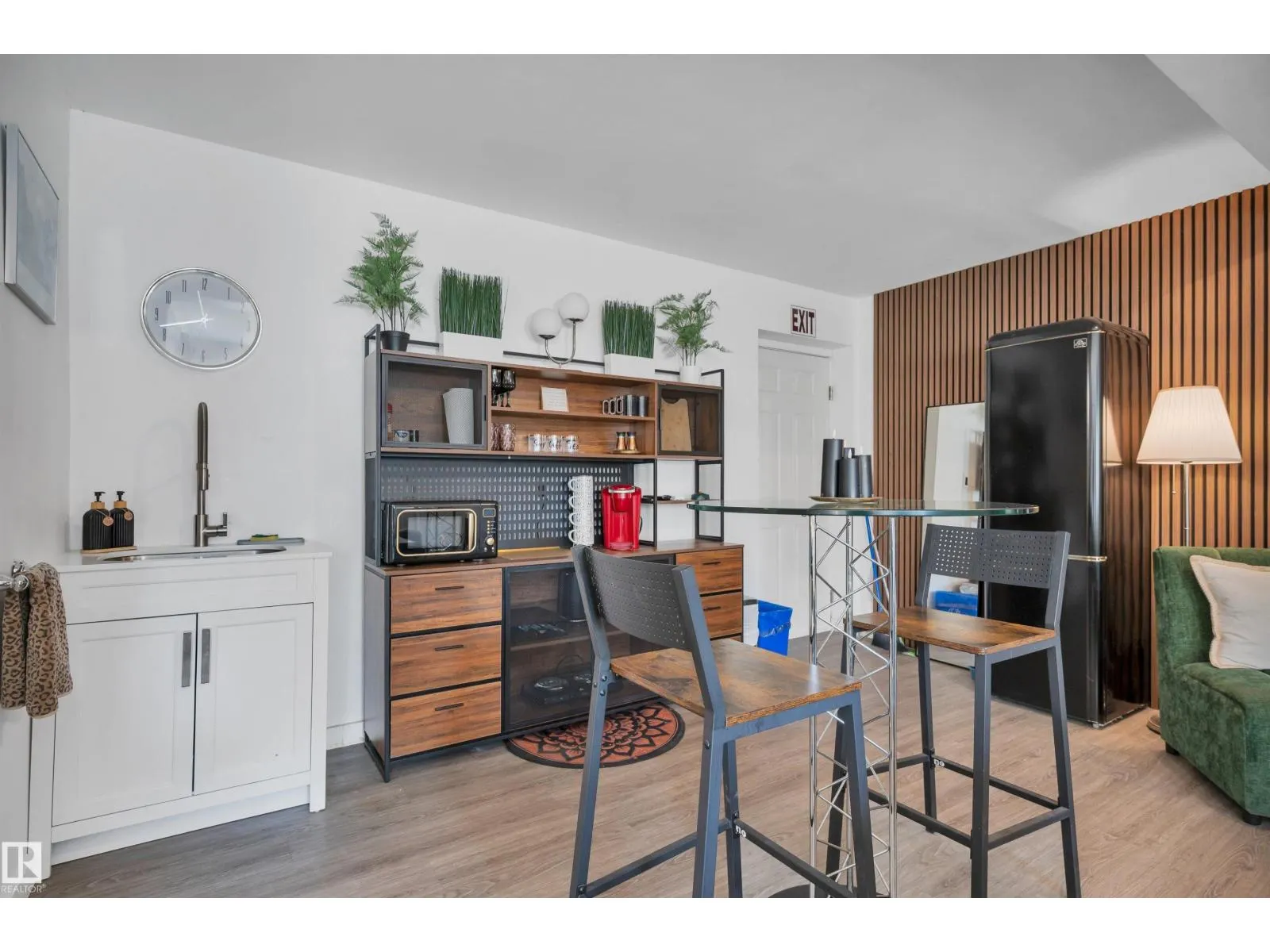 9831 83 AV NW