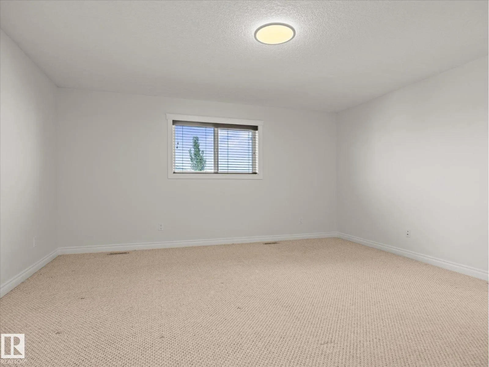 4704 160 AV NW
