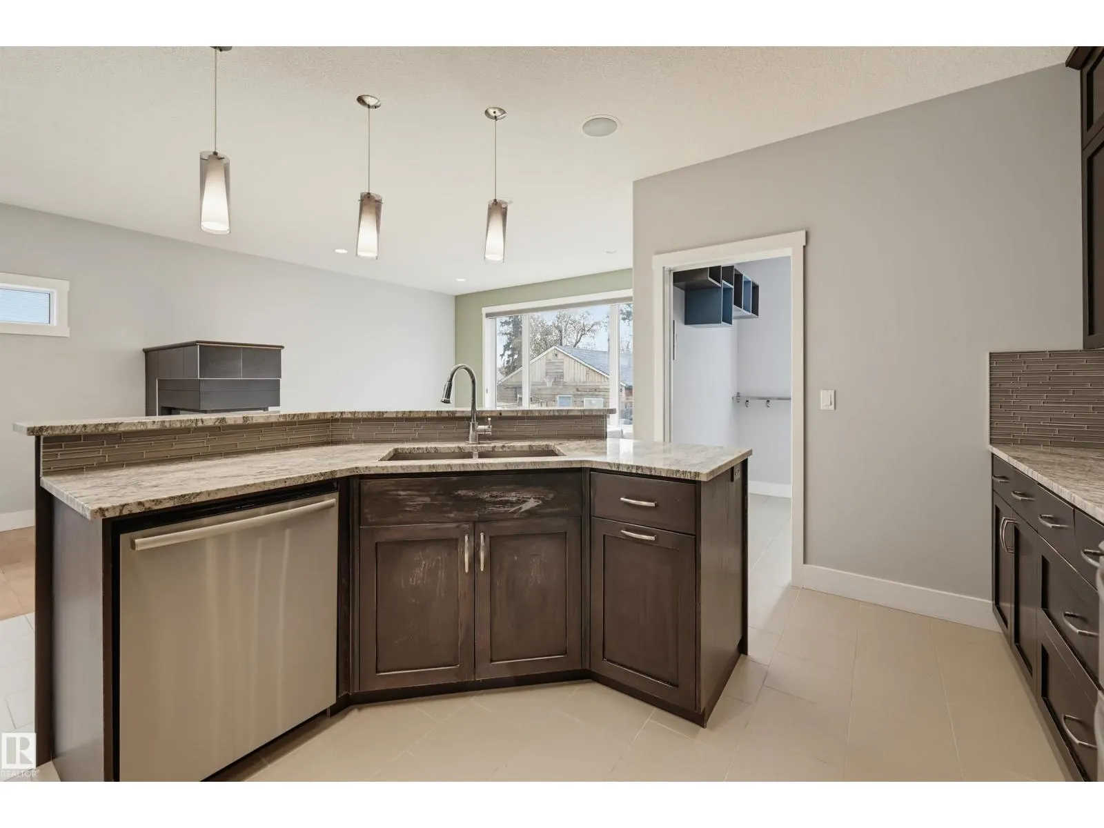 10513 75 AV NW