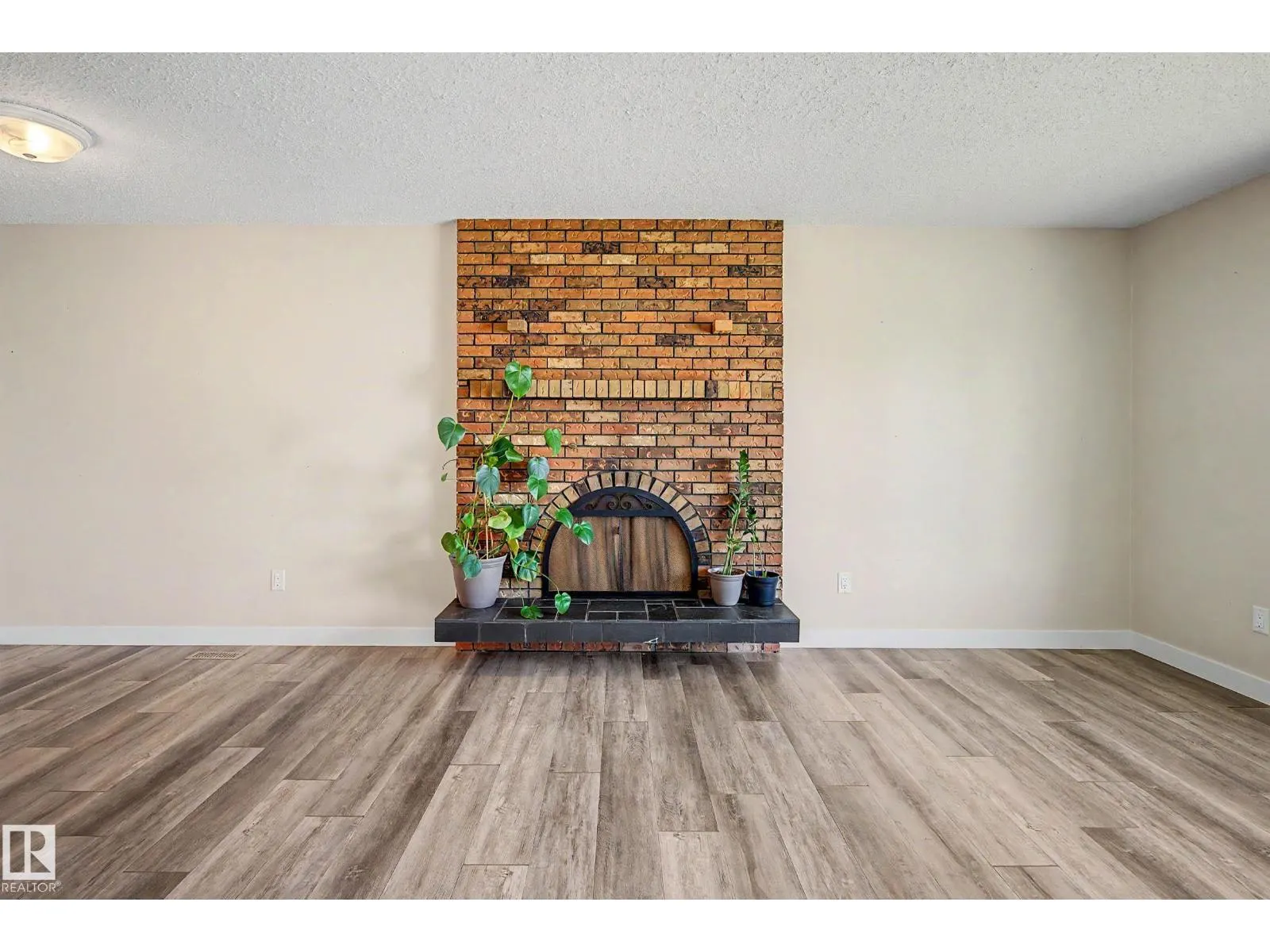 2911 83 ST NW