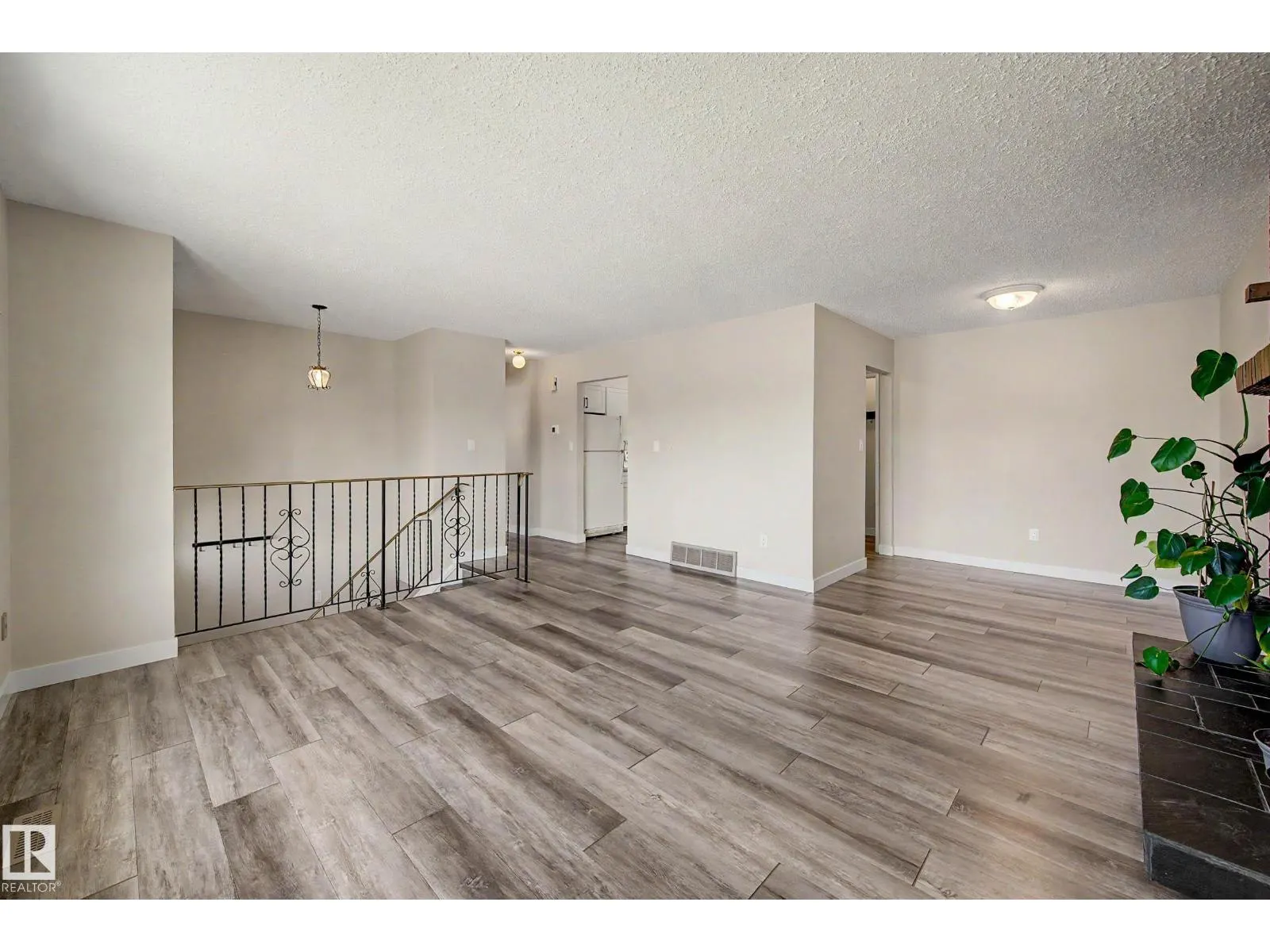 2911 83 ST NW