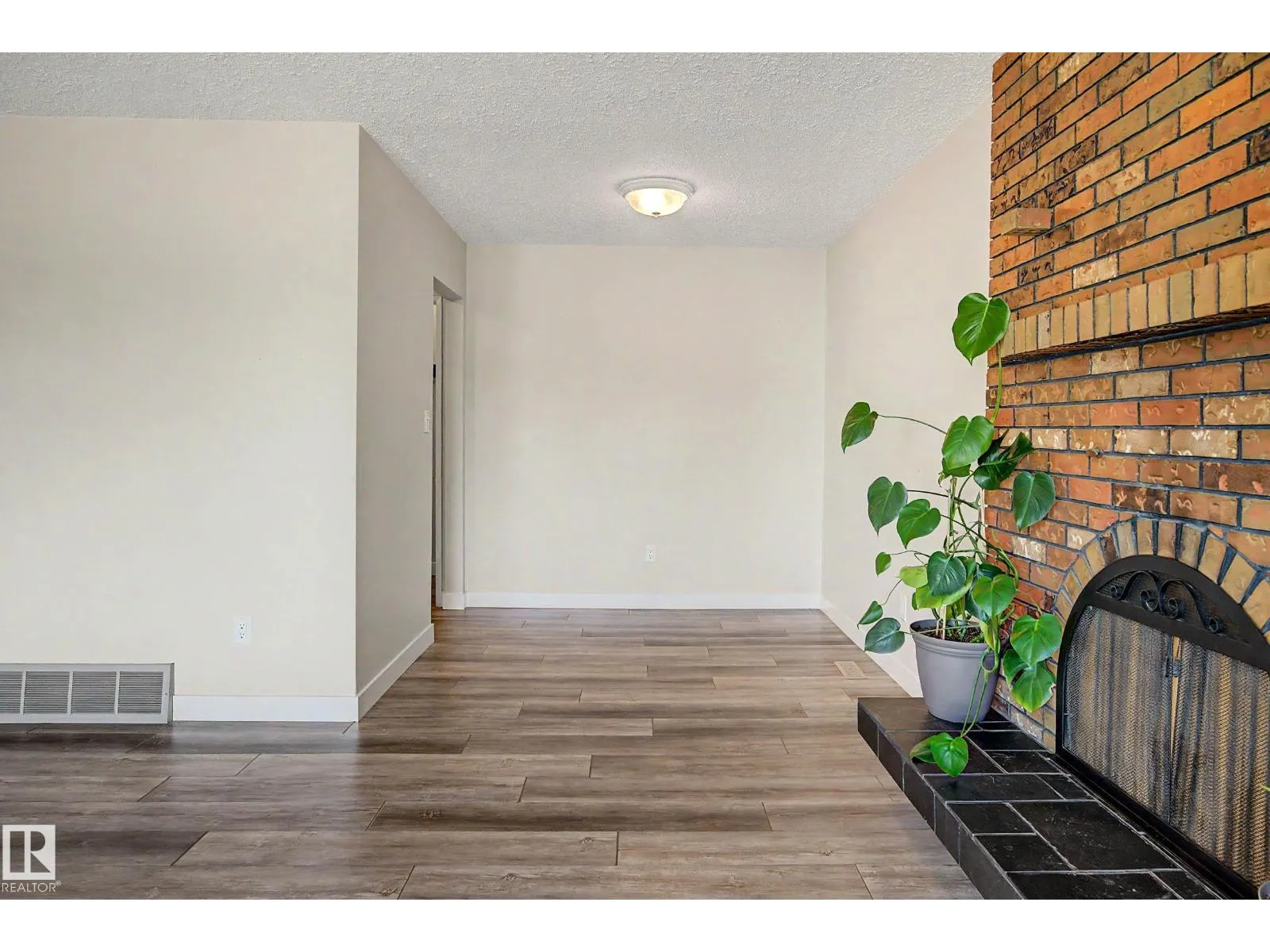 2911 83 ST NW
