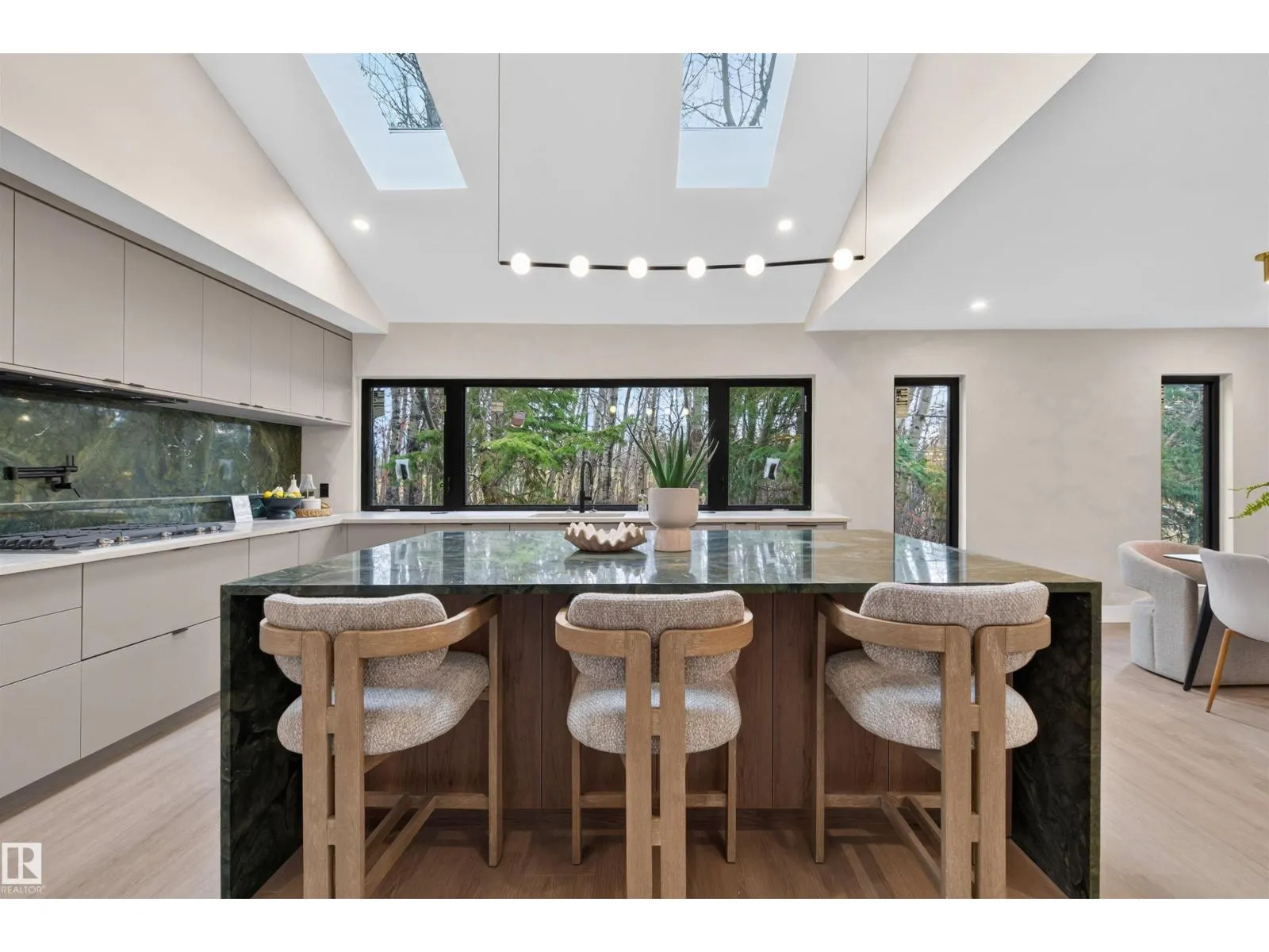135 WALKER RD NW